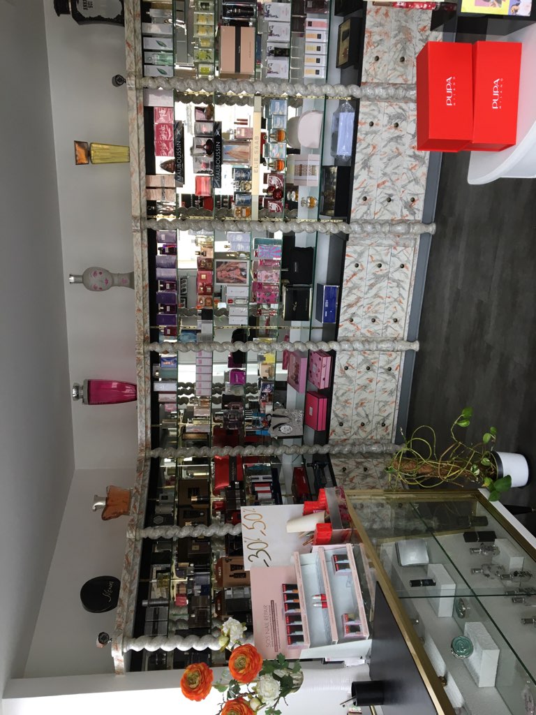 A vendre pour cause de retraite prochaine .
Fond de commerce esthétique et parfumerie . 
Peut convenir également à tout autre commerces.
Situé au coeur de ville de Confolens (emplacement numéro 1 place de la mairie )
N'hésitez pas à me contacter pour plus de renseignements.