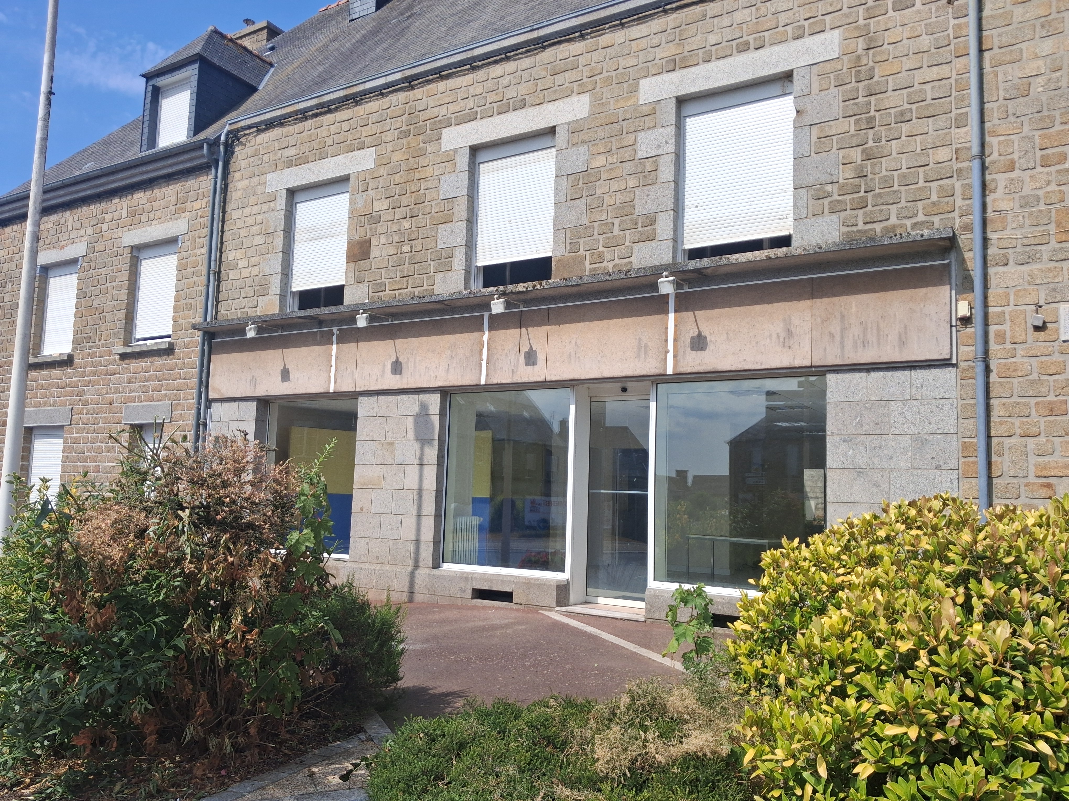 A louer local professionnel avec logement au dessus. 
Recherche kinésithérapeutes commune de 852 habitants. 
Un médecin, une ostéopathe et un cabinet d'infirmières sont installés.
De nombreux services de proximité : école primaire avec garderie périscolaire, collège à 10 km, poste, supérette, boulangerie, magasin électroménager.... , artisans, coiffeur, garage.
Commune rurale dans le sud manche 50,  à 1h de la mer, 1h de caen.
Pour tout renseignement complémentaire n'hésitez pas à nous contacter 06 41 84 06 83.