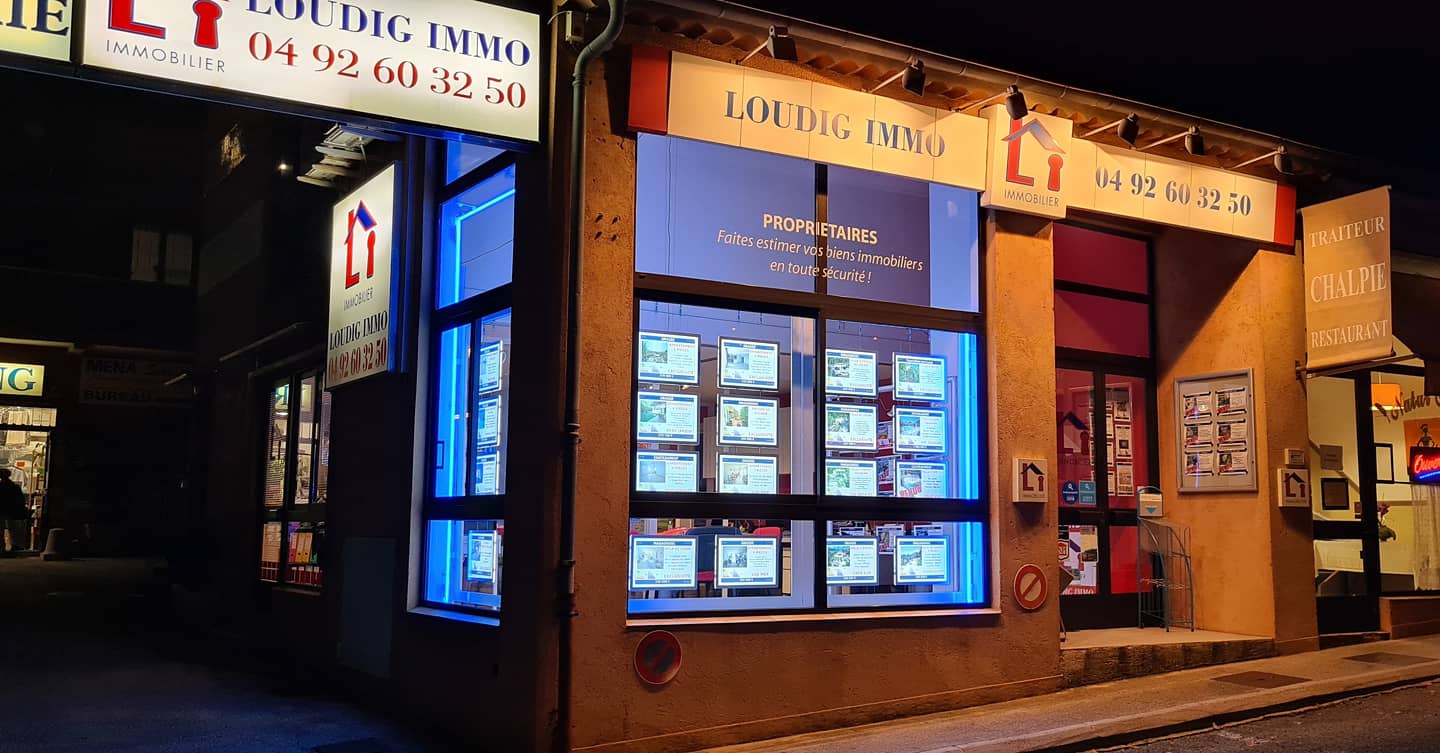 Suite à retraite
Je vends mon agence immobilière, 
Idéalement située à l'entrée  d'une zone commerciale, à côté  de la Poste.
25 ans d'existance,  je laisse tout en place, bureau, vitrine avec affiches vitrine à led , ordinateurs, meubles et 25 années d'archives informatique.
L'agence fait 73 mètres, pouvant accueillir au moins 8 personnes avec chacune son bureau, ordinateur, téléphone,  rangement...