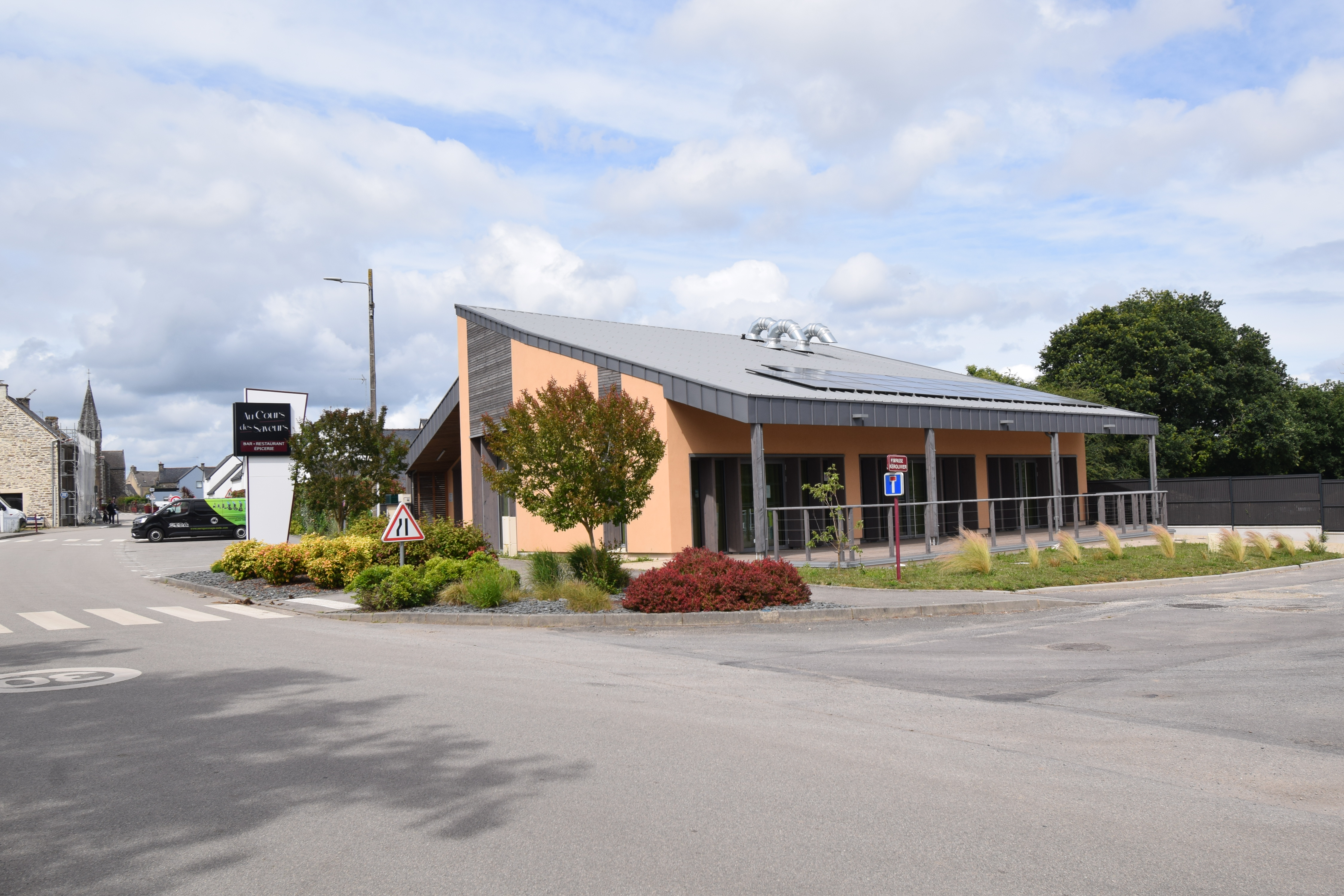 Bar – Restaurant – Épicerie : la commune de Le Cours recherche son futur exploitant

Située dans le Morbihan, à proximité de Questembert et de Vannes, à 1km de la 4 voies Vannes/Rennes, la commune de Le Cours (746 habitants) recherche un(e) porteur(se) de projet pour exploiter son commerce de proximité à compter du 1er octobre 2026.

Afin de préserver les services de proximité et de maintenir un véritable lieu de vie au cœur du bourg, la commune a réalisé en 2025 un bâtiment neuf dédié à l'accueil d'une activité de bar, restauration et épicerie/dépôt de pain.

Cet établissement bénéficie d'un emplacement stratégique en centre-bourg, à proximité immédiate de la mairie, de l'école, de l'église, des équipements sportifs et des principaux lieux de vie de la commune.

Un établissement moderne et polyvalent

Le commerce développe une surface d'environ 220 m² comprenant :
•	un espace bar de 62 m² ;
•	une salle de restauration de 61 m² ;
•	un espace épicerie / dépôt de pain de 33 m² ;
•	une terrasse de 60 m² ;
•	une cuisine professionnelle ;
•	plusieurs réserves, locaux techniques et espaces de stockage.
La commune met également à disposition une licence IV ainsi qu'un ensemble d'équipements professionnels permettant de limiter les investissements de départ.

Un projet au cœur de la vie locale

Au-delà de l'activité commerciale, la commune souhaite faire de cet établissement un lieu convivial favorisant les rencontres, les échanges et l'animation du centre-bourg.
Le développement de nouveaux logements sur la commune ainsi que la création prochaine d'un parc de loisirs équestre comprenant une cinquantaine de chalets constituent autant d'opportunités pour renforcer la fréquentation du commerce et diversifier sa clientèle.
Conditions proposées
•	Bail commercial ;
•	Loyer de 600 € HT par mois la première année ;
•	Accompagnement possible dans les démarches de création ou de reprise d'entreprise ;
•	Mise à disposition d'une licence IV et d'équipements professionnels.

Profil recherché

La commune recherche avant tout une personne dynamique, motivée et désireuse de s'investir durablement dans la vie locale.
Les projets associant bar, restauration traditionnelle, restauration ouvrière, animations conviviales et offre de services de proximité seront particulièrement appréciés.

Candidatures

Les candidatures sont ouvertes jusqu'au 31 juillet 2026.
Pour obtenir le dossier de candidature ou organiser une visite du commerce :
Mairie de Le Cours
8 rue de l'Arz – 56230 Le Cours
mairie.lecours@orange.fr

Venez développer votre projet dans un établissement récent, au cœur d'une commune dynamique et engagée pour le maintien du commerce de proximité.