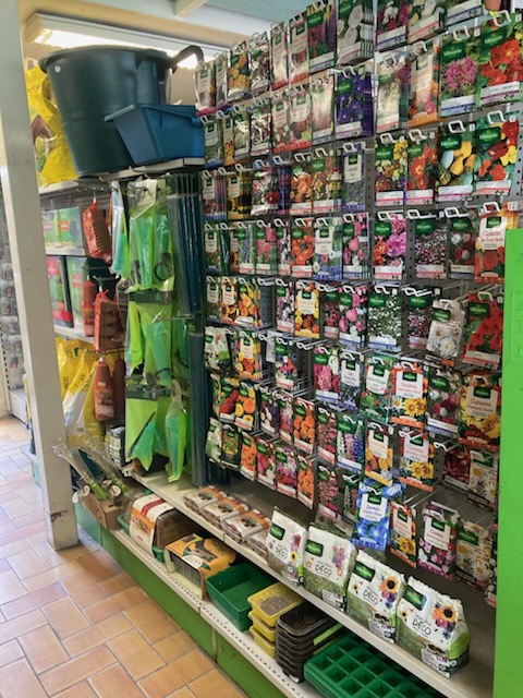 Vend pour cause de retraite une jardinerie, graineterie, fleurs coupées, outillage, alimentation animale. Le végétal est un atout majeur de cette structure, située au coeur du centre ville.
Bail tout commerce.
Etablissement de 300 m2, avec un bureau, des réserves et une grange pour stocker les terreaux et le Noël. Les végétaux sont exposés sur une partie de la voie publique.
Facilité de parking avec la place municipale en face du magasin.
Ideal pour un couple. Potentiel de développement : site internet et réseaux sociaux.
Matériel : camion, fenwick, rolls.
Effectif : 2 salariés en plus du gérant
Prix de vente : 200 000€