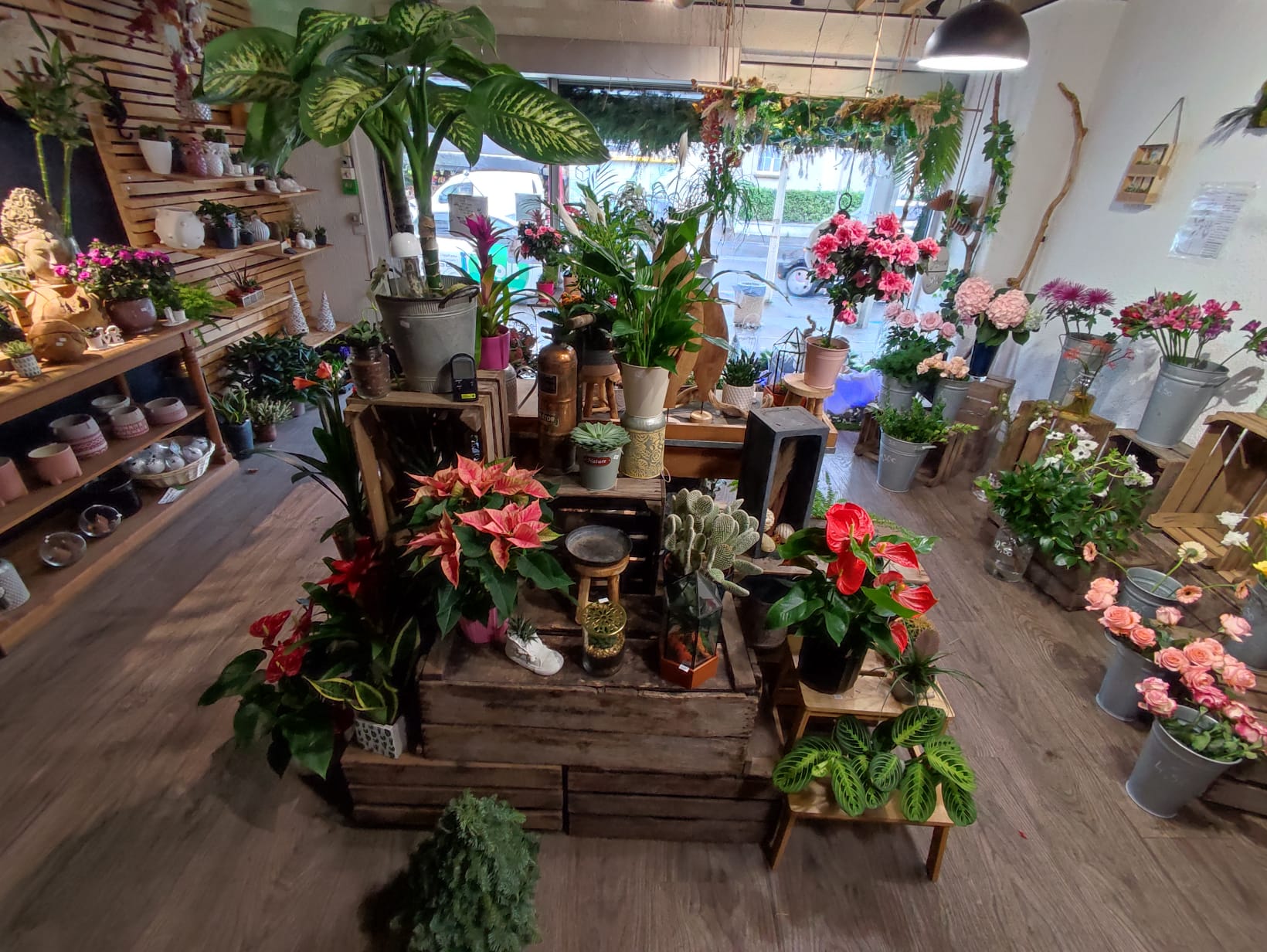 Fond de commerce à vendre, activité actuelle : FLEURISTE 
Superficie de vente 44m² plus une cave de 44m² également, fraîche pour la conservation des fleurs, pas besoin de chambre froide et grande capacité de stockage pour les fournitures. Possibilité d'exposer des plantes devant la boutique comprise dans le loyer. 
Point d'eau au RDC et un WC, point d'eau à la cave.
Système électrique, revêtement de sol et peintures refaites à neuf il y a 4 ans.
2 parkings gratuits à moins de 100 mètres de la boutique et rue en zone bleue avec stationnements également.
Entourée de commerces de proximité (épicerie ouverte 7/7, boucherie, boulangerie, poissonnerie et bureau de tabac), proche de la gare ce qui offre une bonne clientèle de passage.
COMMERCE ALIMENTAIRE OU CBD PROSCRIT PAR LE PROPRIETAIRE, NON NEGOCIABLE
Bail en 3/6/9 ans. 
Fleuristerie du même nom depuis 30 ans. Commerce bien connu des locaux
Proche salles de fêtes et salles de mariages et évènementiel ainsi que du crématorium Sud Seine et Marne et chambres funéraires.
Unique fleuriste sur la commune et communes limitrophes
Très bon potentiel de développement 
CONTACTEZ MOI POUR PLUS DE RENSEIGNEMENTS SUR LE LOCAL, LE LOYER, LE BAIL ET  LE PRIX DE VENTE