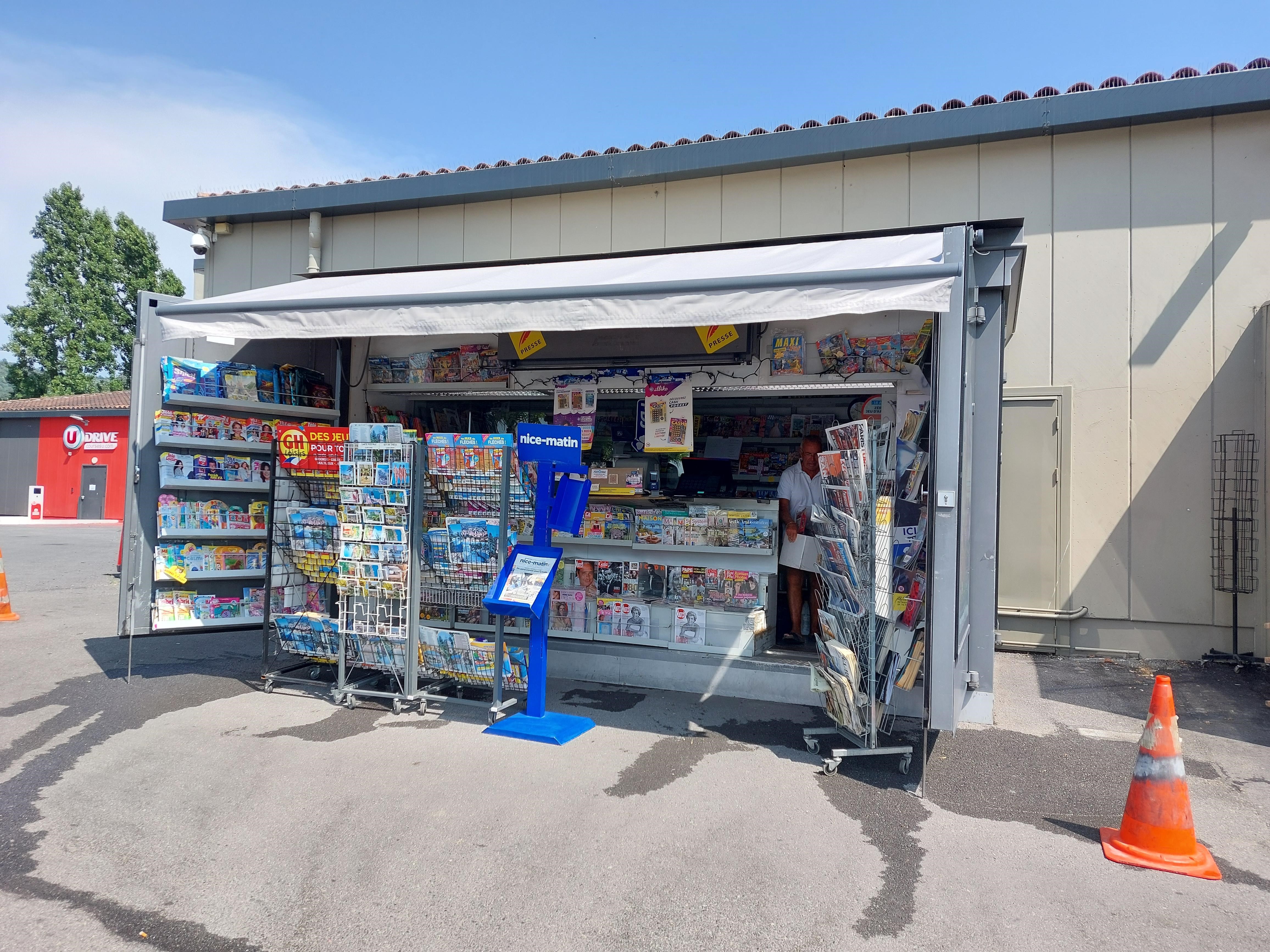 En tant que travailleur indépendant (inscrit au RCS sous la forme de SAS, SASU, SARL, EURL, EI, micro-entreprise…), vous devez gérez votre kiosque de presse et jeux situé sur un parking du supermarché U à Pégomas.

Afin de commencer correctement votre activité, nous conseillons d'avoir un fond de roulement/trésorerie d’environ 5000€.
Le dépôt de presse MIDILOGISTIC (l’entreprise qui vous livre la presse basée à Fréjus) vous expliquera plus en détails le fonctionnement et la formation.
Un dossier est à réaliser pour la vente des jeux de la FDJ. Prévoyez minimum 2 mois avant une ouverture (avec les jeux).
Votre salaire proviendra des commissions de ces activités, à savoir :
 
Presse nationale (23%) et régionale (14%)
Les jeux de la Française des jeux (FDJ) : jeux de grattage, tirage, paris sportif (5%)
La petite confiserie, bimbeloterie, librairie, souvenirs, les cartes postales 

Les charges sont le loyer mensuel 200€ HT - Caution pour le kiosque : 720€ ; caution restituée à la fin sauf anomalies constatées.
Un routeur 4G ou box internet
Caisse informatisée avec logiciel spécifique intégré de presse entre 80 et 120€/mois
Assurance
La durée est indéterminée. 
Les horaires : Vous vous adapterez au besoin de votre clientèle et du Supermarché.
Ouvert toute l'année.

Je vous rencontrerai avec plaisir pour vous présenter l'activité et le lieu.