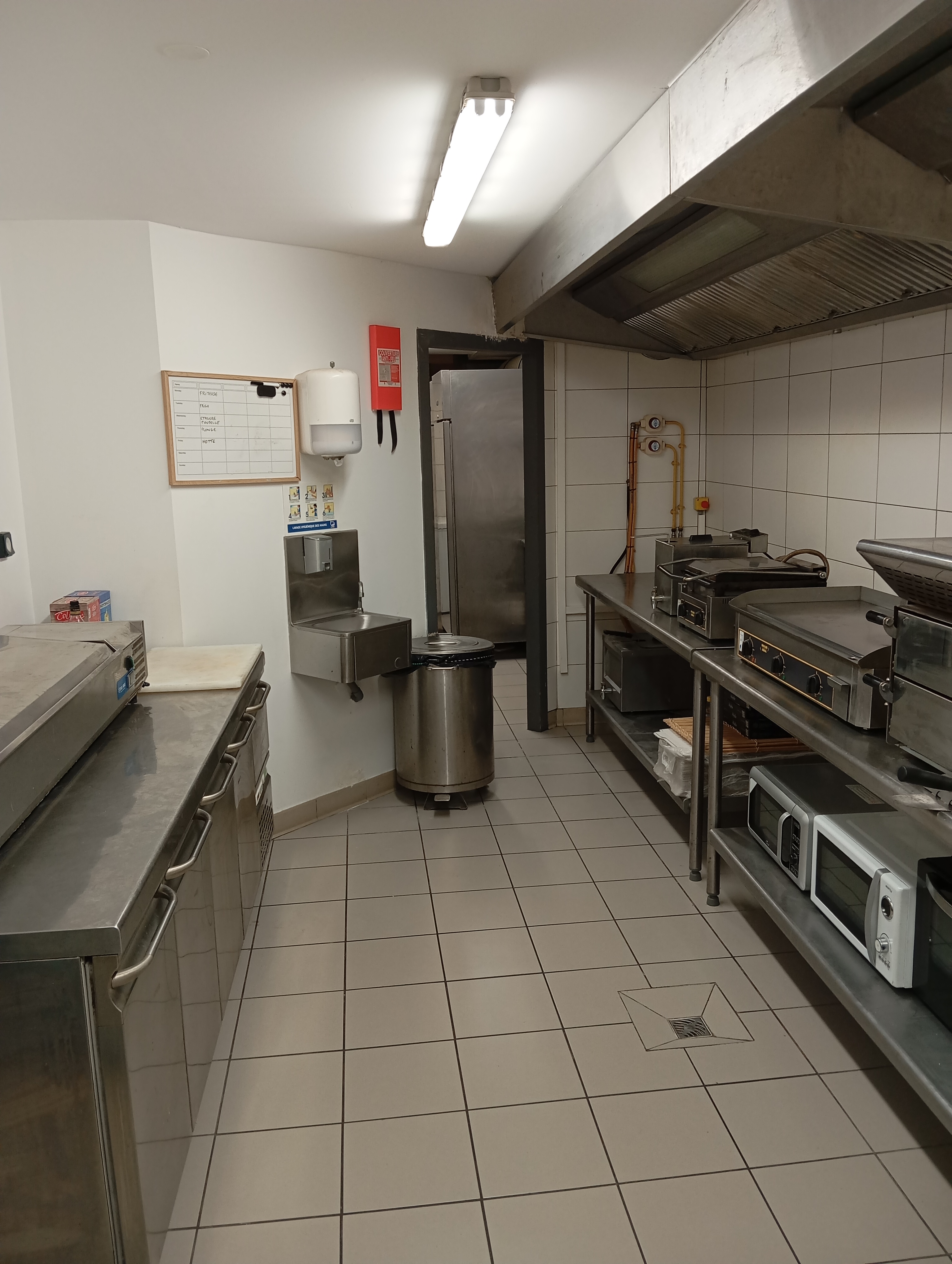 A vendre fonds de commerce de restauration rapide sur place ou à emporter.

Idéalement situé en première ligne face à la mer et un parking à proximité immédiate.

Possède une licence 3 avec une terrasse de 36 places et places à l' intérieur.

La cuisine est entièrement équipée avec extraction conforme.

Le local est aux normes avec toilette et accès PMR.

Dispose d' un vestiaire avec douche, WC et cassiers pour le personnel.

Affaire clés en main, idéale pour démarrer rapidement sans travaux dans une station balnéaire animée.