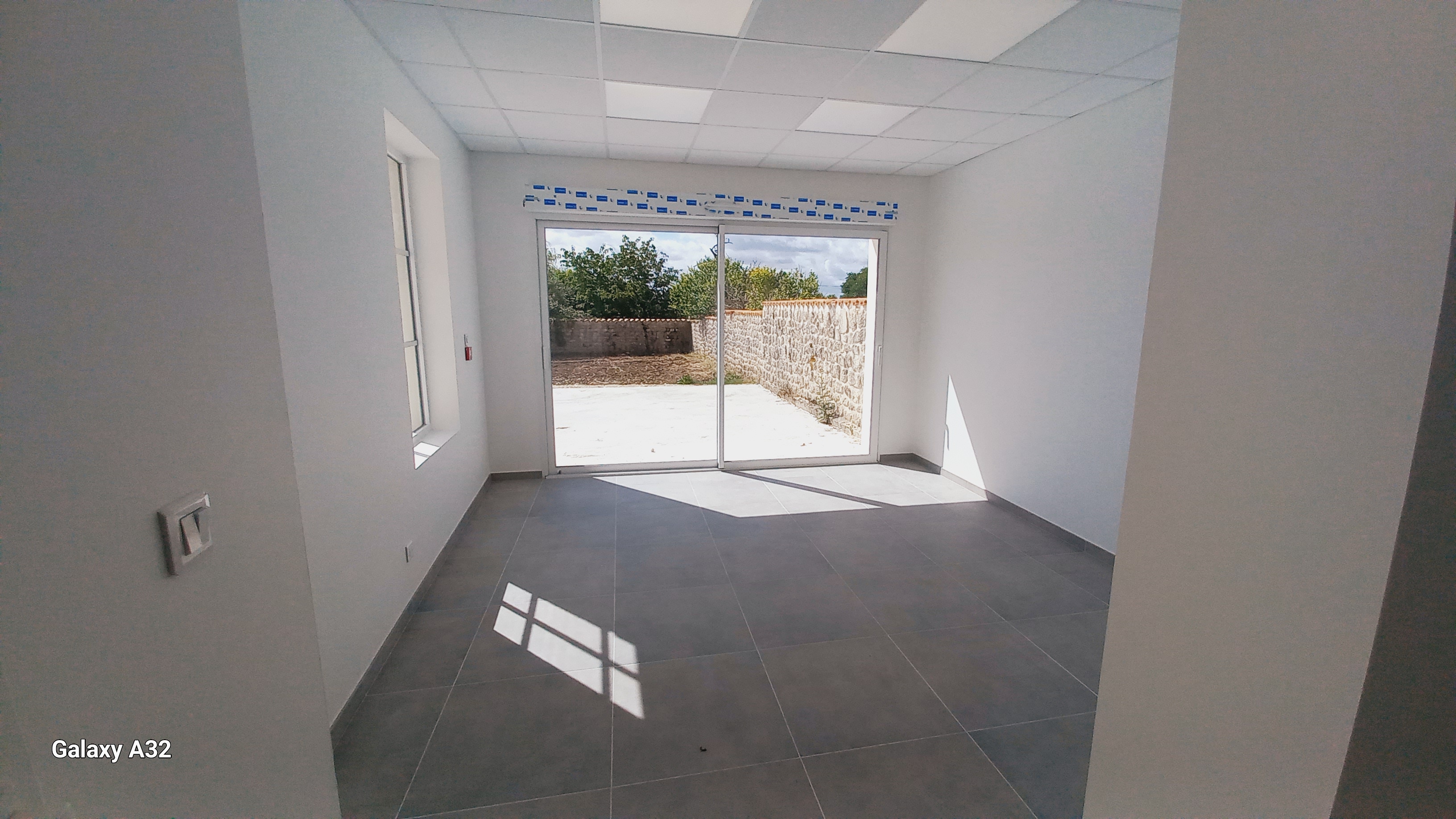 Snack-bar de 90 m² avec terrasse de 38 m², prêt à être aménagé selon les besoins.
Local entièrement rénové, en centre bourg, sur l'axe Bordeaux - Royan (environ 5000 véhicules / jour le week-end).
Parking à proximité.
Objectif : Avoir un exploitant offrant une offre de proximité qualitative, contribuant à renforcer l'animation du bourg, avec des horaires d'ouverture assez larges, afin de créer un lieu intergénérationnel.
Loyer de 540 € HT, exploitation de la licence IV dont la commune est propriétaire compris. Dans le cadre d'une aide à l'installation, la commune a décidé de réduire celui-ci à 440 € HT, les 6 premiers mois.
Deuxième local à côté pour y implanter une épicerie multiservices.
Date ouverture souhaitée : 1er décembre 2026 au plus tard.
Date limite de dépôt de dossier : 15 octobre 2026.
Visite possible sur rendez-vous.
