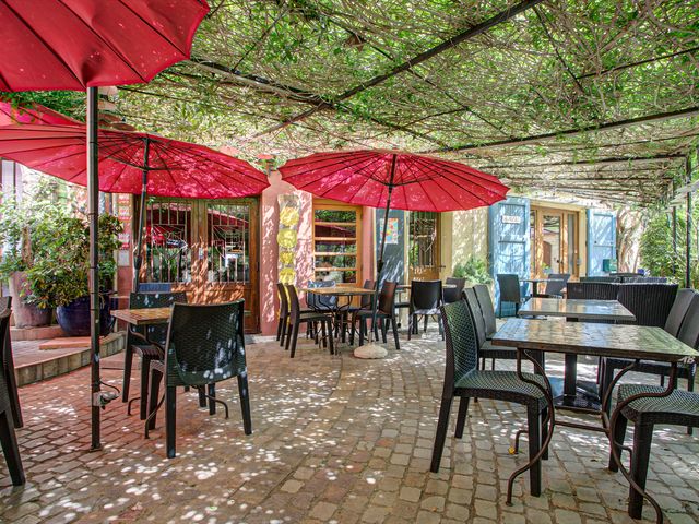 OPPORTUNITÉ RARE DANS LES PYRÉNÉES-ORIENTALES – VENTE MURS ET FONDS

Établissement de charme avec restaurant, 5 hébergements et logement de fonction

Au cœur d’un village historique et patrimonial des Pyrénées-Orientales, découvrez cet établissement de caractère ouvert à l’année, bénéficiant d’un emplacement privilégié à seulement 15 minutes des plages du littoral.

Développée sur environ 440 m², cette bâtisse authentique conjugue activité de restauration et hébergement touristique, offrant une véritable opportunité pour un couple de repreneurs ou un professionnel de la restauration souhaitant développer un projet de vie et d’exploitation.

UN RESTAURANT PLEIN DE CHARME

L’établissement dispose de deux salles de restauration et de deux terrasses, dont une offrant une superbe vue panoramique sur le massif des Albères.

· Capacité de 50 couverts en intérieur et 50 couverts en terrasse.

· Cuisine professionnelle complète et fonctionnelle.

· Ticket moyen compris entre 30 € et 35 €.

· Activité adaptée à la saisonnalité, avec des services du midi et/ou du soir selon les périodes.

· Équipe en place accompagnant les exploitants actuels.

La clientèle locale fidélisée, complétée par une fréquentation touristique en haute saison, constitue un atout pour la continuité de l’activité.

CINQ HÉBERGEMENTS POUR DIVERSIFIER LES REVENUS

L’établissement comprend quatre appartements hôtels, composés de deux T1 et deux studios, ainsi qu’une chambre, rénovés avec goût.

Ces hébergements représentent une réelle valeur ajoutée, en permettant de conjuguer restauration et accueil touristique au sein d’un même lieu.

UN AGRÉABLE LOGEMENT DE FONCTION

Un spacieux logement de fonction de type T3, d’environ 120 m², complète l’ensemble. Il bénéficie d’une belle terrasse privative ensoleillée, offrant un cadre de vie privilégié aux futurs exploitants.

LES ATOUTS DE CETTE OPPORTUNITÉ

· Vente des murs et du fonds de commerce.

· Bâtisse de caractère dans un village chargé d’histoire.

· Proximité du littoral, à seulement 15 minutes des plages.

· Activité de restauration et d’hébergement réunies sur un même site.

· Établissement ouvert toute l’année.

· Équipe en place.

· Stationnement public gratuit à proximité immédiate.

· Logement de fonction confortable.

CHIFFRES CLÉS

· Chiffre d’affaires 2025/2026 : 201 000 € HT

· Prix de vente murs et fonds de commerce : 580 000 €

UNE BELLE OPPORTUNITÉ POUR UN PROJET DE VIE

Cette affaire s’adresse idéalement à un couple de repreneurs ou à un chef cuisinier souhaitant exploiter un établissement authentique, associer restauration et hébergement touristique et s’inscrire dans un environnement patrimonial de qualité.

Un lieu de caractère, plusieurs activités complémentaires et un cadre de vie privilégié au cœur des Pyrénées-Orientales.