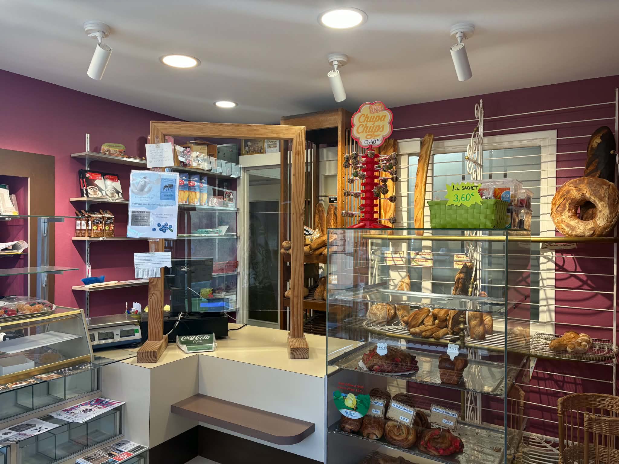 Boulangerie de village dynamique. Ayant de nombreux dépôts dans les villages aux alentours avec une clientèle fidèle ( environ 1500 personnes).

Passation peut se faire très rapidement car nous sommes encore en activité.

Maison attenante libre à la vente.