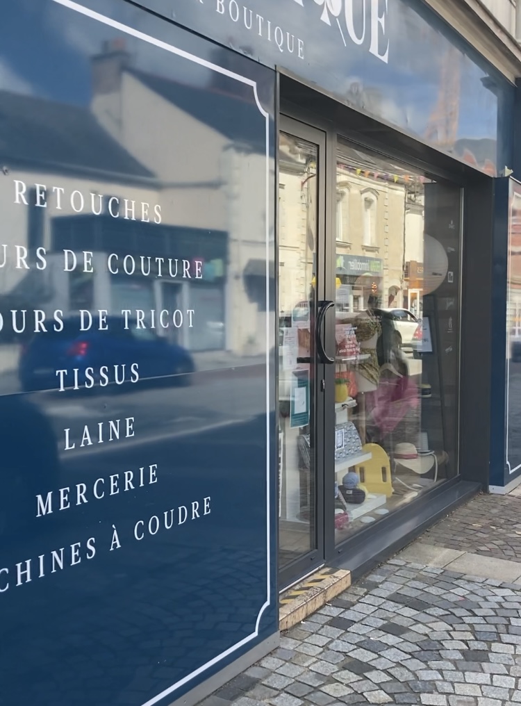 VENDS FOND DE COMMERCE
MERCERIE- TISSUS- LAINES- ATELIER RETOUCHES - ATELIER COURS
En centre ville de 10000habitants à l'entrée de la rue principale
3 vitrines (vitrages neufs): 10 mètres linéaires au total
surface de vente 100 m² + sous-sol réserve de 50 m²
Façades refaites il y a 6 ans
Travaux de peinture /sol/ mobilier/ éclairage refait il y a 2 ans
2 salariées
Loyer de 950 €uros HT