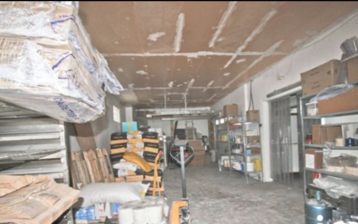 Vend local commercial 280 m2 au rez-de-chaussée de chaussée ➕ 1 petit étage qui peut s'amenager ➕ 1 terrasse de 50 m2 à l'étage ➕ 1 parking 6 places et un de 2 places fermés.
Libre de suite cause retraite.
Située dans un village touristique aux portes des gorges du tarn, à 12 Km de Millau et 10 mn de l'autoroute A75.
Prix définitif 230000 euros.