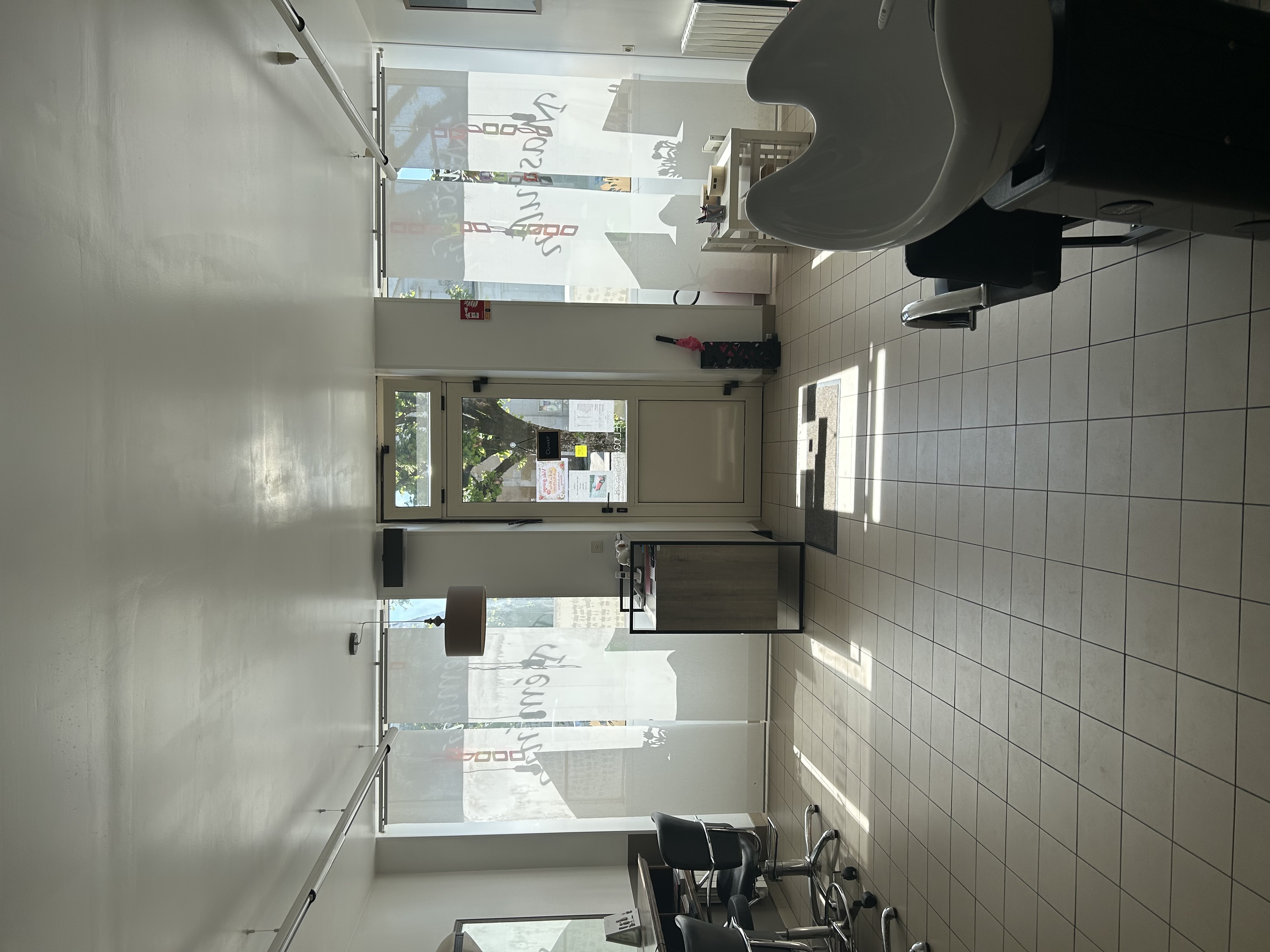 Salon de coiffure clé en main dans un secteur dynamique avec une clientèle, fidèle et régulière. 
Emplacement de qualité avec une bonne visibilité par commerce et ecole à proximité