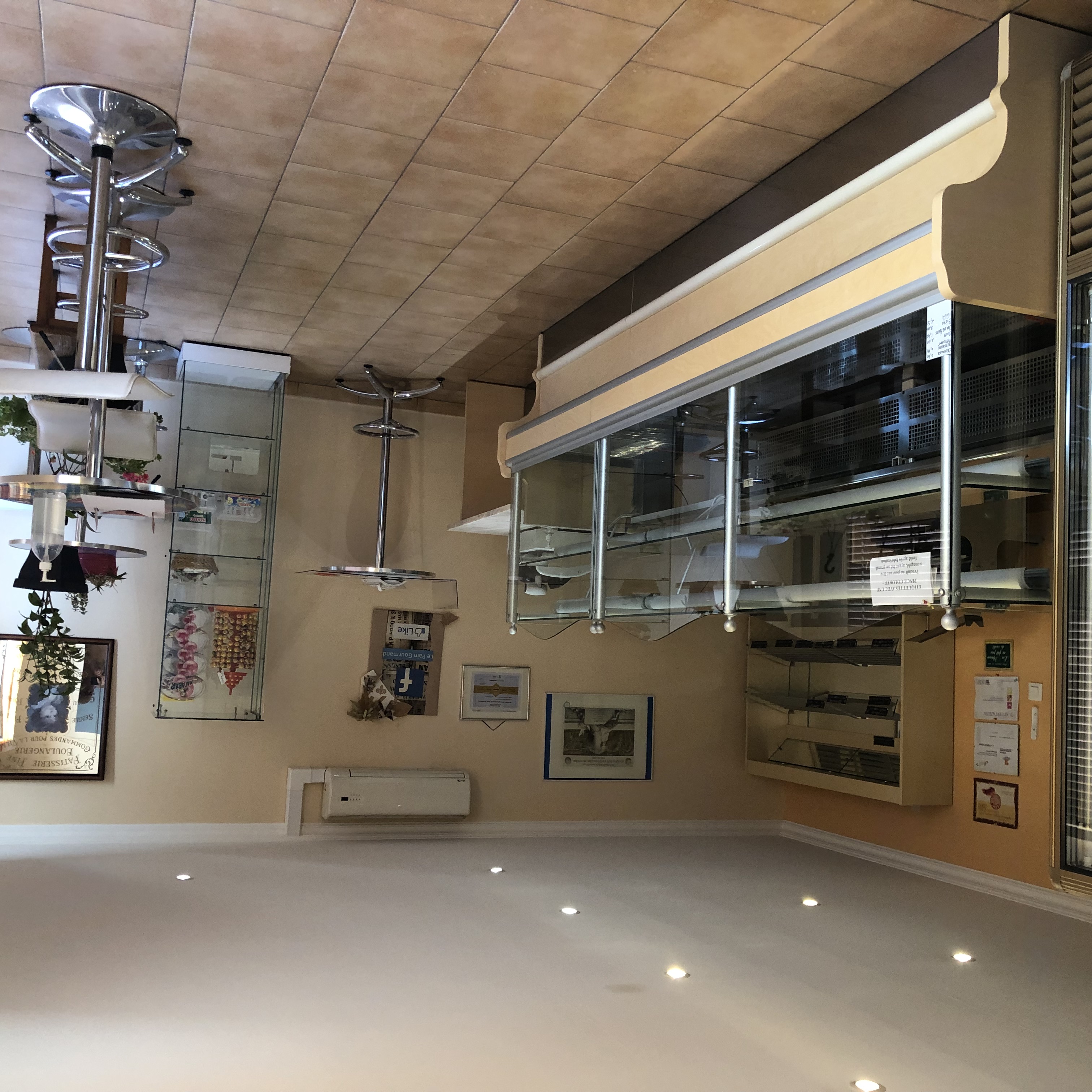 Dans un village de 2300 habitants, les propriétaires sont en place depuis 33 ans et ont déménagé leurs locaux en 2013, dans une construction neuve, très bien placée et aux normes (sans logement d'habitation )
La commune est très agréable à vivre et possède des écoles ( de la maternelle au collège ), un ehpad, des restaurants, un centre de médecins, un foyer d'activité etc...