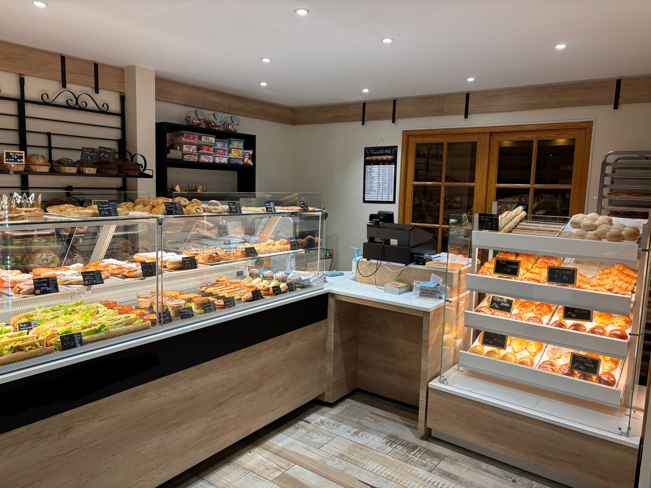 Fonds de commerce Boulangerie Pâtisserie à vendre (Départ en retraite).

Implanté dans le quartier de la place Jeanne D'arc depuis plus de 70 ans et avec un chiffre d'affaires en progression constante.

Magasin refait à neuf récemment.

Matériel récent et bien entretenu. 

Pour plus de renseignements vous pouvez me contacter par téléphone.

Possibilité d'acquéreur également les murs si l'acquéreur le désire.