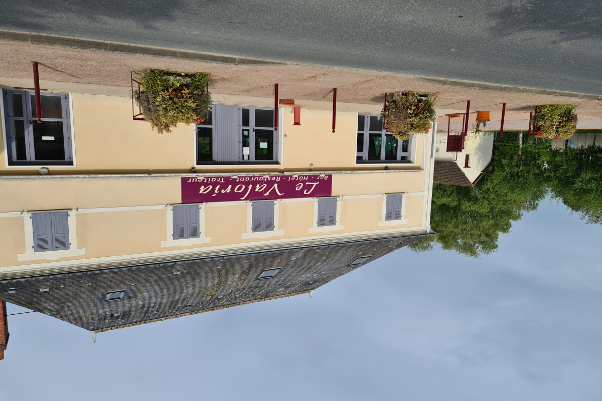 à louer restaurant dans le bourg de la commune, avec grand parking, au bord de l'étang, avec Hôtel 5 chambres