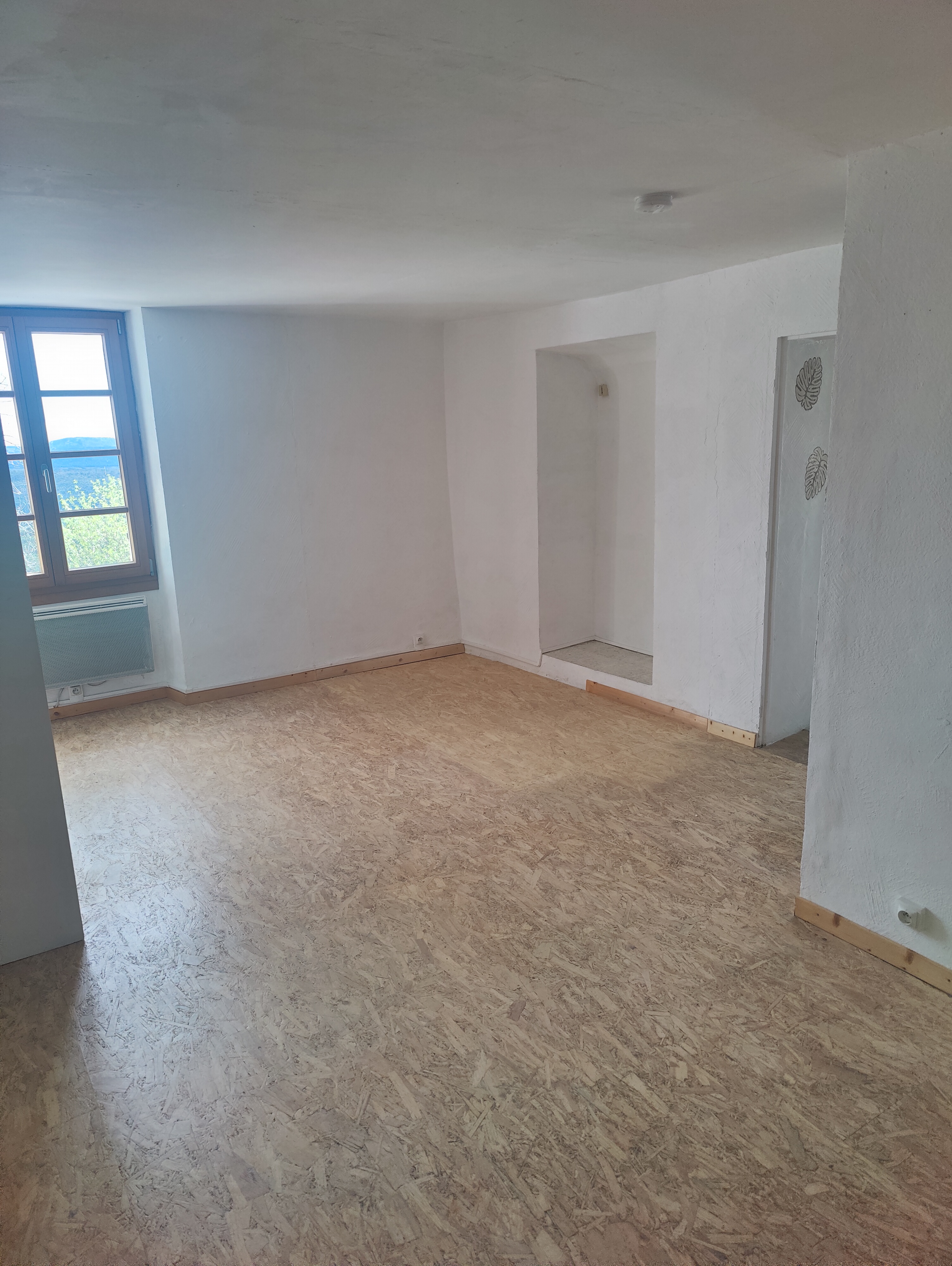 Au cœur du Village de Bargème l’un des « Plus Beaux Villages de France », la Municipalité propose à la location idéalement pour un Artiste, une maison de village sur 3 niveaux de 100 m2 non meublée comprenant :

- Au Rez-de-chaussée : Atelier de 40 m², 1 garage. 
- Au 1er étage : appartement deux pièces : cuisine, séjour, 1 chambre, salle d’eau et W.C. 43 m2 env. 
- Au 2ème étage : 3 salles d’exposition 55 m2 env. + jardinet

700 € sans les charges (Eau et électricité à la charge du locataire,) 

Pour plus de renseignements contacter la Mairie de Bargème du Lundi au Vendredi (sauf mercredi fermée).