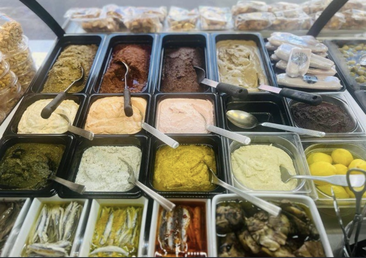 Vend tournée sur marché cause autre projet professionnel.

olives, tapenades, huiles d’olives, fruits secs…

Secteur Alpes maritimes 5 marchés par semaine.

Cède avec :
-remorque magasin réfrigérée (valeur de 25 000 euros ) 
-véhicule transporter T5
-chambre froide, étagère, stock….

Recherche des personnes sérieuses connaissant le monde des marchés ou désirant ce lancer dans une nouvelle aventure.

Pour plus de renseignements me contacter par mail dans un premier temps.