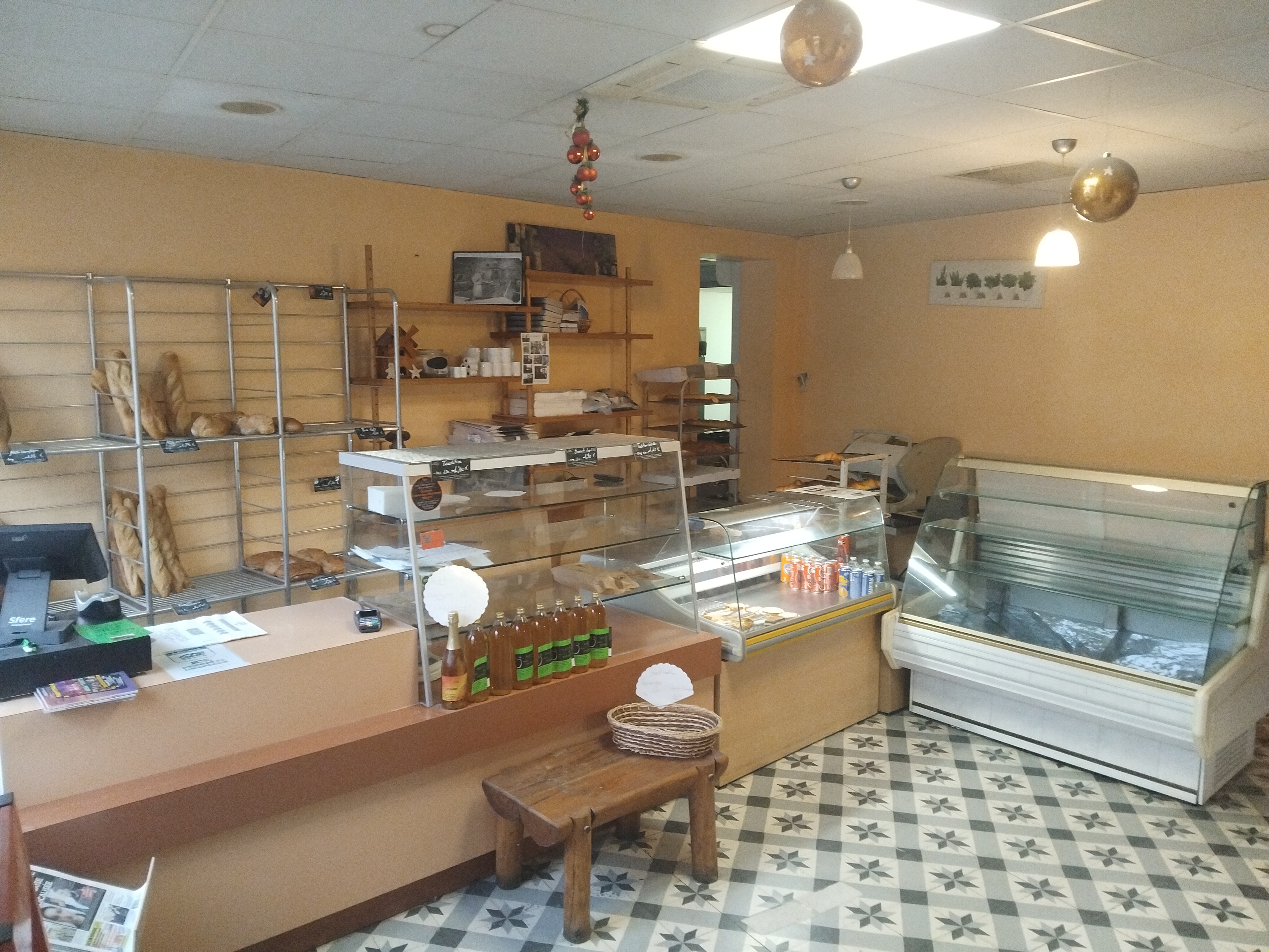 Vend fond de commerce , bar , boulangerie,  pâtisserie,  dans un petit village situé en bordure du Tarn avec parking , terrain de pétanque,  surface commerce 170 m2 , + 170 m2 appartement au dessus , baye  commerciale avec la mairie,  loyer 700 et pour le tout.