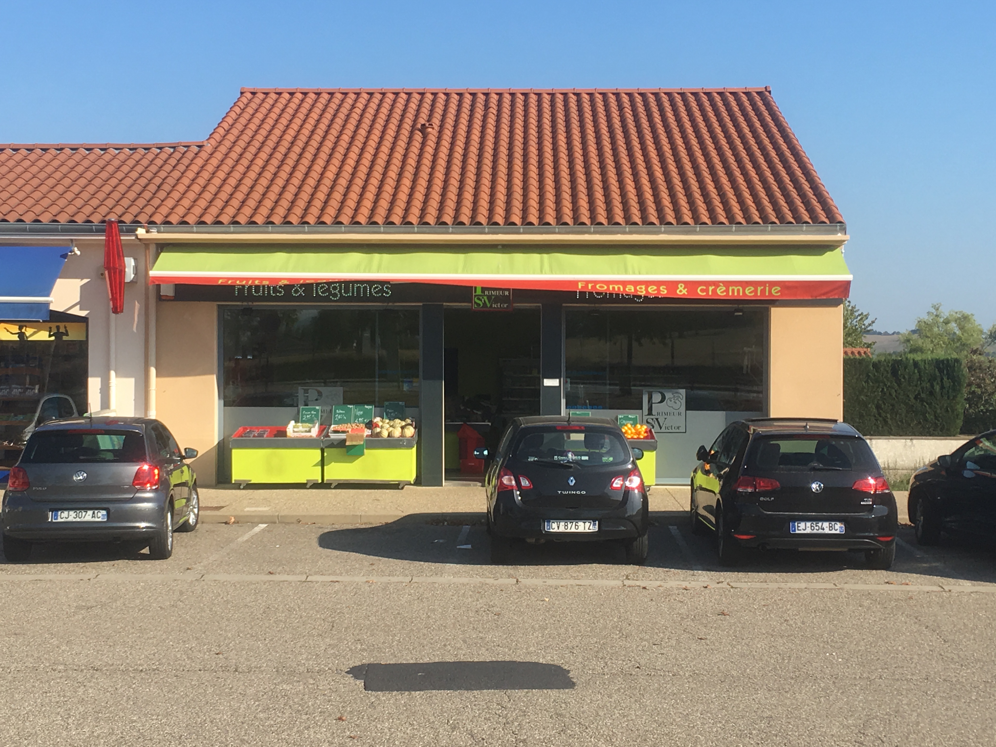 Activité principale de fruits et légumes crèmerie
Autre : Epicerie, volailles, traiteur, charcuterie.
6 présentoirs sur roues pour extérieur
Banque fromage, vitrine verticale, trancheuse à jambon, machine sous vide, grande chambre froide équipée d'étagères normes alimentaire, 2 armoires réfrigérées de 2 mètre.
Air conditionné, alarme, caméras, bureau avec matériel informatique.
Matériel récent.
Surface de 140 m² + demi sous sol.
Souhaite vendre pour retraire future.
A développer.
Fermé les dimanche lundi + fériés + 5 semaines de congés.
Grand parking de stationnement.
Situé à Saint Victor sur Loire au sein d'une petite zone commerciale comprenant boulangerie, coiffeuse, tabac presse, opticien et pharmacie.
Secteur calme.
CA 243000 HT.