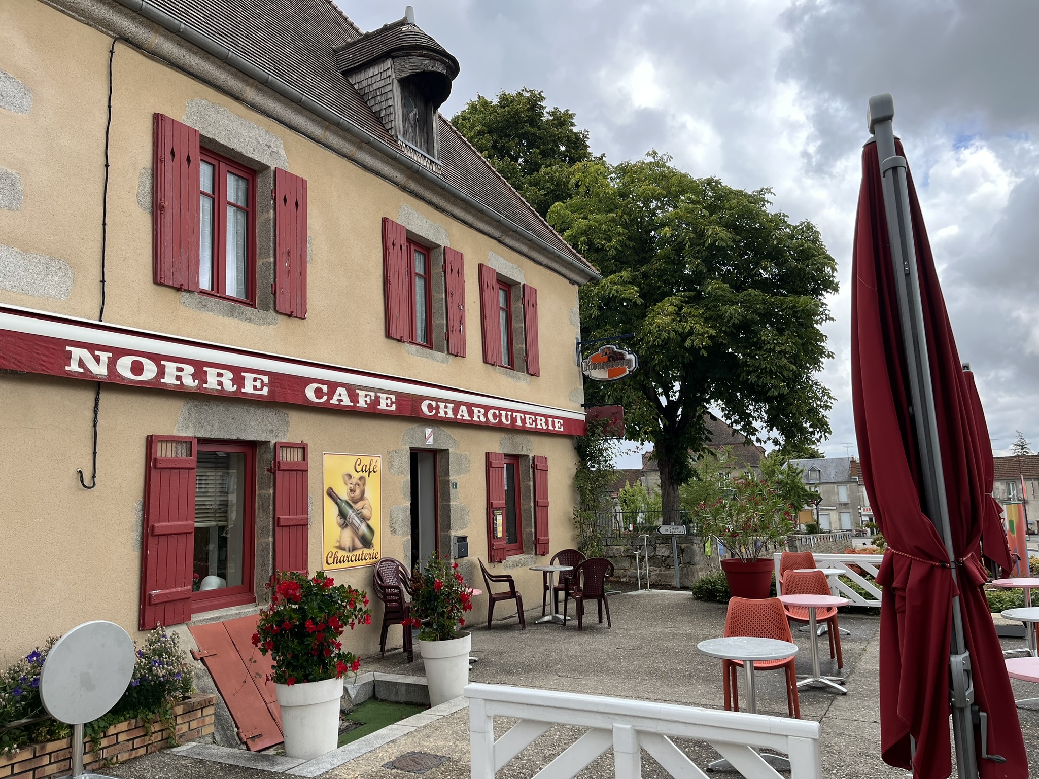 À vendre fonds de commerce d’un bar-charcuterie, implanté depuis plus de 28 ans en centre-bourg de Chénérailles. Cette charmante commune rurale dynamique de près de 800 habitants est située à 30 min de Guéret et 18 min d’Aubusson. La commune de Chénérailles dispose de tous les commerces et services essentiels de proximité (école, cabinet médical, pharmacie, salons de coiffure, boulangerie, supérettes, fleuriste, bar-tabac-pmu-FDJ, Presse-FDJ, bar-restaurant, restaurant gastronomique, friterie, station-service, laverie automatique…). Clientèle locale et fidèle.

Ce commerce atypique allie une activité de bar (débit de boissons), de petite restauration à emporter (sandwichs, quiches, pâtés à la viande…), de la fabrication et vente de charcuterie (90 % de fabrication maison).

Local professionnel de près de 80 m², composé d’un espace bar d’environ 24 m², d’un espace boutique charcuterie de 20 m² disposant de 2 vitrines réfrigérées, d'un labo de préparation de 15 m², d’un espace de plonge (6,5 m²) et d’un espace froid (1 chambre froide de 4 m² / 1 armoire réfrigérée), d’un bureau et d’un WC. A l’étage (44 m²) : espace réservé au stockage et un vestiaire pour le personnel.

Grande terrasse de 50 places.

Vendue entièrement équipée : fours, marmites, 1 fumoir, 1 laminoir à main, 1 poussoir, 1 trancheuse, 1 cutter, 1 rôtissoire sur roulette, balances, tables de préparation et de découpe, tables inox, tables et chaises, machine à glaces, 1 véhicule de tournées (Citroën Jumper aménagé) …

Chiffre d'Affaires 2023 : 352 539 € HT dont 77 % du CA réalisé en charcuterie-petite restauration à emporter et 15 % du CA réalisé via les tournées. L’entreprise ne propose pas d’activité de traiteur. Effectif de l’entreprise : 3 - l’exploitant + 1 charcutier expérimenté + 1 vendeuse.

Bail commercial incluant la location de Licence IV.

Loyer mensuel : 500 € HT / mois. Possibilité d’acheter les murs.

Prix de vente du fonds : Étudiera toutes propositions sérieuses 

Tout le matériel est vendu avec le fonds.