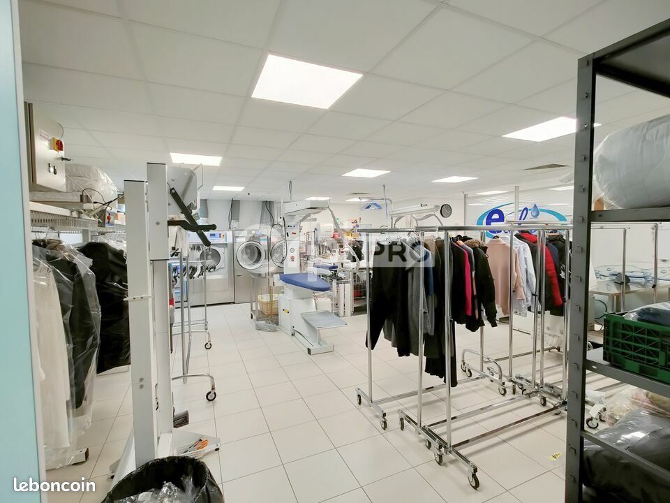 Situé dans une zone commerciale DYNAMIQUE 
INTERMARCHE
ALDI
à céder FDC Pressing écologique.

Il offre plusieurs services : Pressing, blanchisserie, repassage, couture... des prestations de qualité, éco responsable, avec une clientèle fidèle.

Le matériel est en très bon état et permettrait de développer encore l'activité.(système de caisse aux normes nf, 1 convoyeur Metalprogetti, 2 tables de repassage Cocchi, 1 mannequin Cocchi, 4 machines 18kg/5kg Electrolux, 3 séchoirs 2kg/24kg, cabine d'essayage, tout pour accueillir et servir dans un local de 100 m² Climatisé.