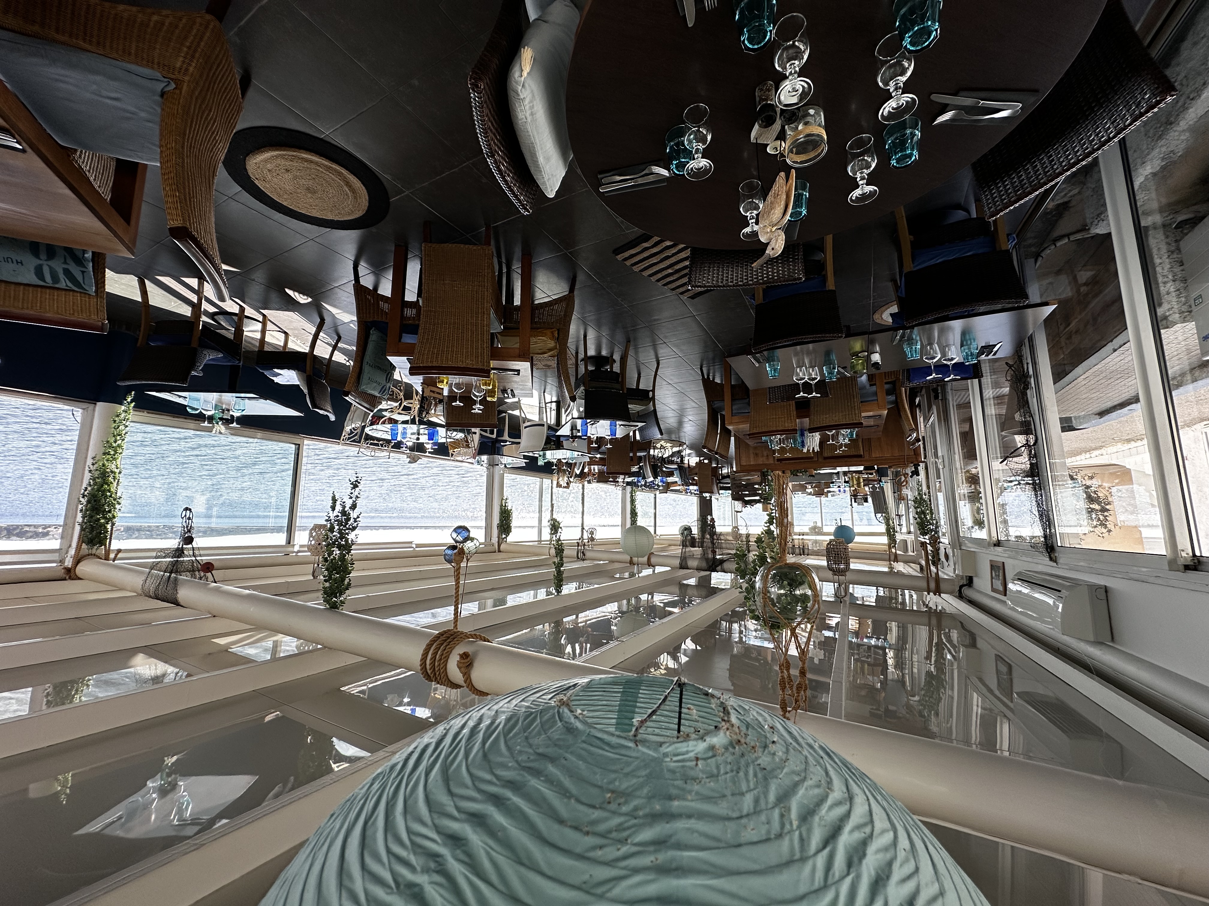 À vendre fonds de commerce de restaurant ouvert à l'année, jouissant d'un emplacement privilégié à la vue imprenable sur le bassin de THAU à proximité d'une station balnéaire de renom. Idéalement réservé à un couple de professionnels. Ce très bel établissement bénéficie d'une surface totale de 460 m2 environ. La salle principale d'une surperficie de 200 m2 avec son bar peut accueillir jusqu'à 80 couverts. La cuisine est bien équipée et bien entretenue, aux normes HACCP, pas de travaux à prévoir. A l'extérieur, une grande terrasse couverte et chauffée d'environ 140 couverts et deux terrasses ouverte sur l'eau d'une capacité de 40 couverts, peut convenir à tous types d'évènements. La carte proposée est essentiellement composée de saveurs méditerranéennes accompagnées de vins locaux. L'établissement est réputé et bénéficie d'une clientèle fidèle accompagnée d'un fort afflux touristique. Affaire s'adressant idéalement à un couple de professionnels ou de deux associés. Parking municipal gratuit et 12 places privatives à proximités.Très bonne rentabilité. loyer 3 200 euros H.T. + droit de terrasse.

Surface : 460 m2