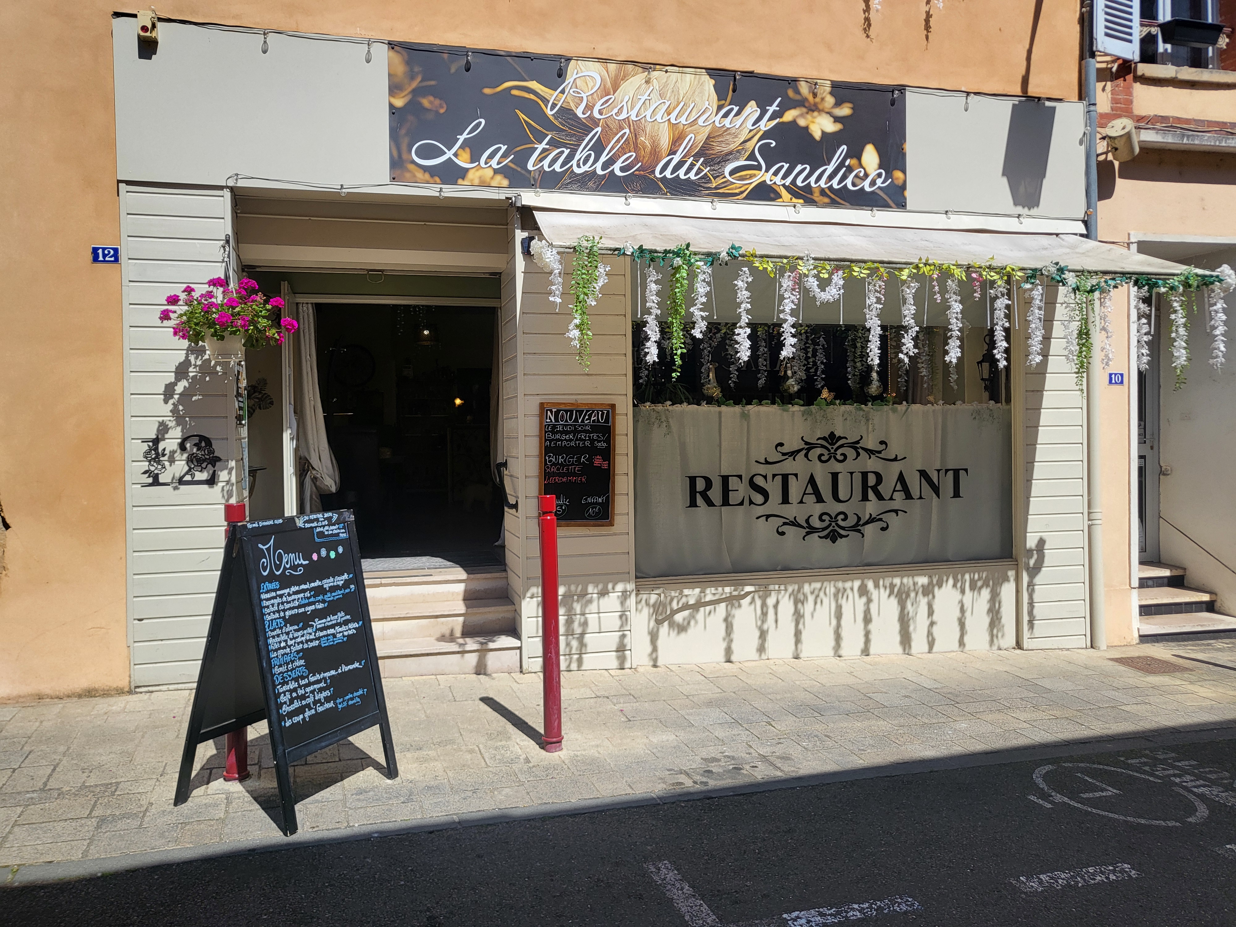 Vend fond de commerce restaurant situé dans un jolie village de 2200 habitants 
Logement inclus
Bail 3/6/9 avec la mairie 
Capacité du restaurant 30 couverts grange ,réserve .
Possibilité de terrasse à l'arrière 
Du restaurant en accord avec la mairie 
Une partie du matériel est compris dans le bail car elle appartient à la mairie
Le reste du matériel indispensable au démarrage de l activité peut ajouté en partie ou en totalité au fond de commerce à définir ensemble