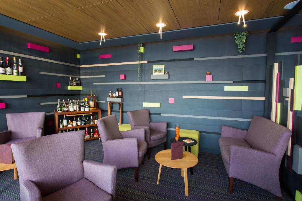 Vend fonds de commerce dans bel hôtel moderne du centre du village reconstruis à neuf il y a 10 ans.
12 chambres, une salle de restaurant avec terrasse, un salon, une salle de Petit-déjeuner/bar. Une grande cuisine pro avec office et cave.
Appartement privé idéal couple avec ou sans enfant.
Pas de travaux à prévoir.