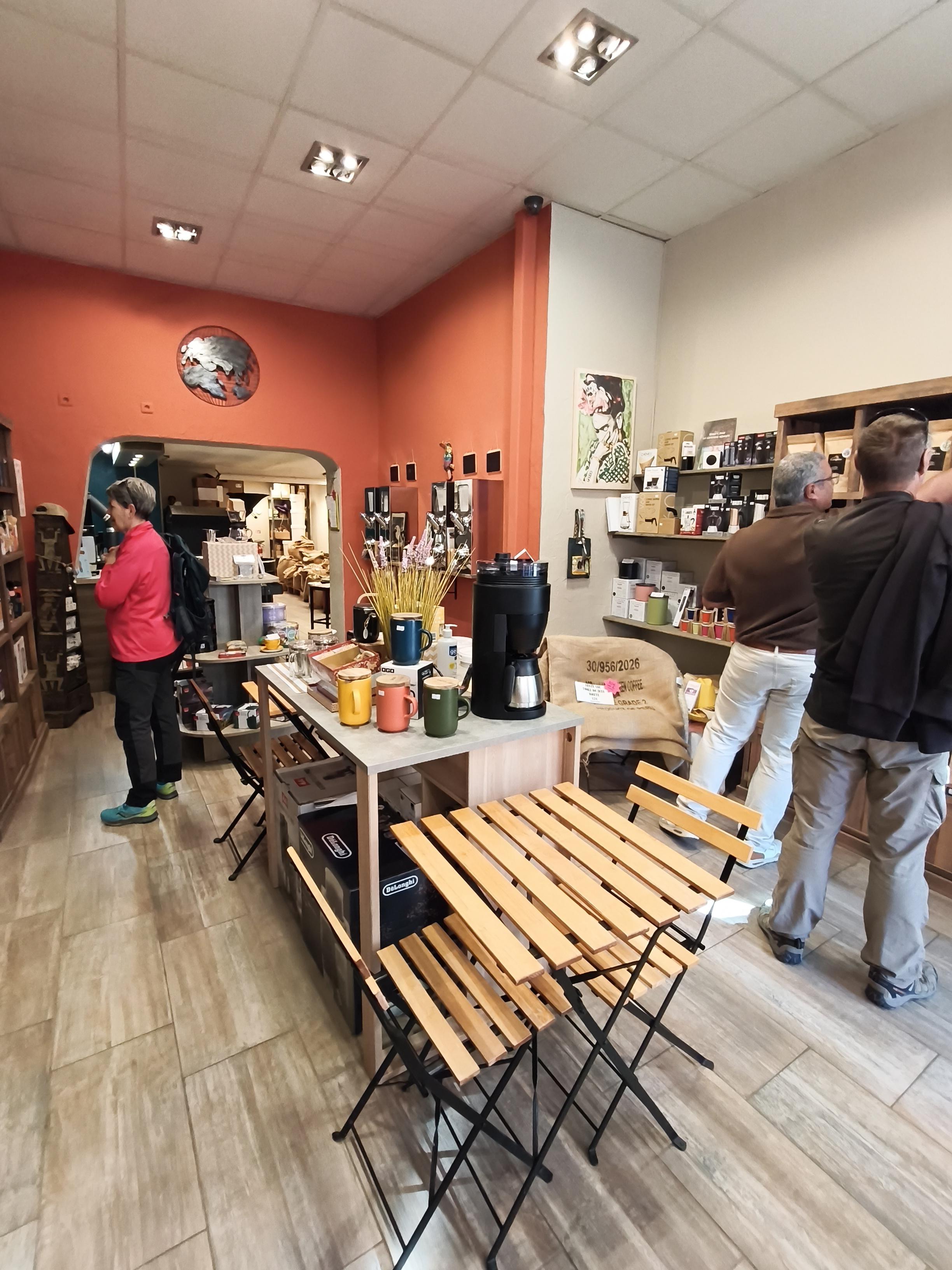 Activité : Torréfaction artisanale, vente de cafés et thés, vente de machines, accessoires et petite épicerie fine.

Emplacement numéro 1 : centre-ville, rue piétonne principale dans la capitale de l’Ubaye, Alpes de Haute Provence (04).

Locaux : Boutique 60 m2 et réserve 15 m2 à l’étage. Matériel de torréfaction professionnel et espace de vente complet. Torréfacteur GIESEN 6kgs électrique.

Atouts : Clientèle fidèle de particuliers et professionnels. Affaire créée en 2021 et en progression constante. 

Bail commercial : Loyer mensuel attractif 630€.
Prix du fonds de commerce : 105 000€ hors stock.
Chiffre d’affaires et bilans sur demande.