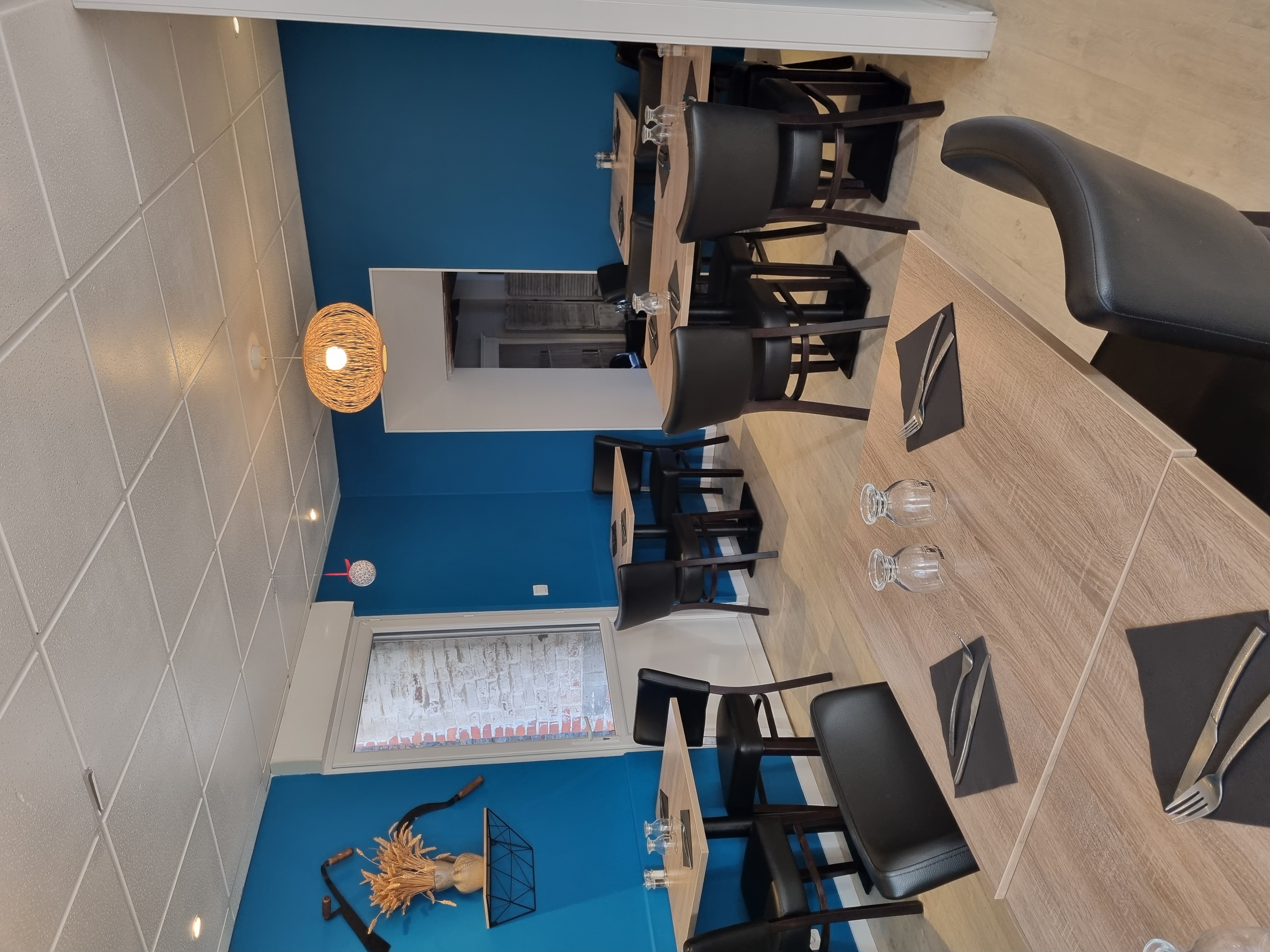 Fond de commerce crêperie, bien situé au sud de Rennes dans le centre ville de Guichen, parking à proximité. 
Établissement refait à neuf 
Capacité 40 couverts à l'intérieur dans un très bel espace, possibilité de mettre plus de table. 20 couverts à l'extérieur sur une belle terrasse aménagée à l'arrière au calme, pas de vis à vis sur la route.
Cuisine et plonge équipée. 
Pas de salariés à reprendre. 
Possibilité de loger sur place, un appartement disponible à l'étage. 
N'hésitez pas à nous contacter pour plus d'informations ou visite.