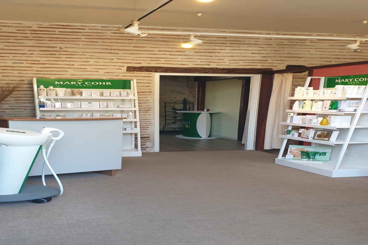 Situé dans le centre du Lot-et-Garonne, l?institut de beauté est implanté dans le bourg d?un chef-lieu de canton, commercialement bien situé en bordure d?une des places principales. Proche de parkings, il offre un accès facile.
Parfait pour une professionnelle qui souhaite démarrer dans un institut clé en main.
Produits et prestations MARY COHR.
Le local est composé d?un sas d?entrée, d?un espace accueil avec point de vente, une cabine de soins, une cabine épilation, une douche et de deux pièces avec possibilité de développement. Le matériel est complet et en bon état. Pas de salarié.
Les murs sont loués 304? mensuel. Surface totale 55 m²
Le fonds est vendu 19 500 ?, négociable dans la limite du raisonnable.
Pour visites ou renseignements, contacter le 06.75.77.79.11