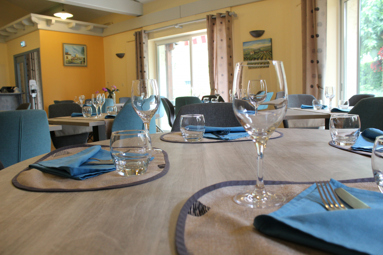 🏛️✨ A VENDRE – Fonds de commerce  •  RESTAURANT EPICERIE TABAC FDJ RELAIS POSTE  | Belle opportunité en Charente ✨🏛️						Multi-services • Fort potentiel

Situé au cœur du village de Saint-Adjutory, charmante commune d’un peu plus de  500 habitants à 8km de la RN141. Le commerce reste néanmoins sur un axe qui offre un passage local mais également touristique en se trouvant à 10 min de La Rochefoucauld et de Chasseneuil.

Fonds de commerce Restaurant – Epicerie  – Bar – Tabac – FDJ à vendre pour départ à la retraite après 28 ans de multi-services des propriétaires actuels.

La clientèle est fidèle et régulière côté bar comme côté restaurant. Elle est composée d’habitués, du village ou même de plus de 40km aux alentours, ainsi que de touristes de passage. 🔑

🏢 Commerce  – 300 m²
Commerce séparé en 2 parties : épicerie/bar // restaurant/cuisine

La partie commerce offre à ce jour un service de proximité très large avec son épicerie, bar, tabac, FDJ, dépôt de pain, de journaux ainsi qu’un relais poste. 
La salle de restaurant compte 35 couverts. 
La cuisine professionnelle entièrement équipée : chambre froide , four électrique, fourneau gaz, frigo, desserte froide, plans de travail...

🌿 Aménagement extérieur 
Charmante terrasse ombragée et fleurie de 15 à 20 couverts

🚗 Stationnement :
• 2 places de parking devant l’établissement dont une PMR
• place de la salle des fêtes à 50 m
• parc pour stationnement de vélos

🏡 Côté habitation :
🔹 Appartement – 80 m² sur 2 niveaux
• Séjour 
• Cuisine / buanderie
• 2 chambres
• Salle de douche avec WC

🔹Grange non attenante permettant un stockage de véhicules, de matériels ainsi que d’un local chaufferie

⚙️ Prestations techniques :
✔️ Tout-à-l’égout
✔️  Fibre

💰 Quelques chiffres : 
Prix fond de commerce ; 130 000 €
Loyer commercial et logement : 600 € / mois