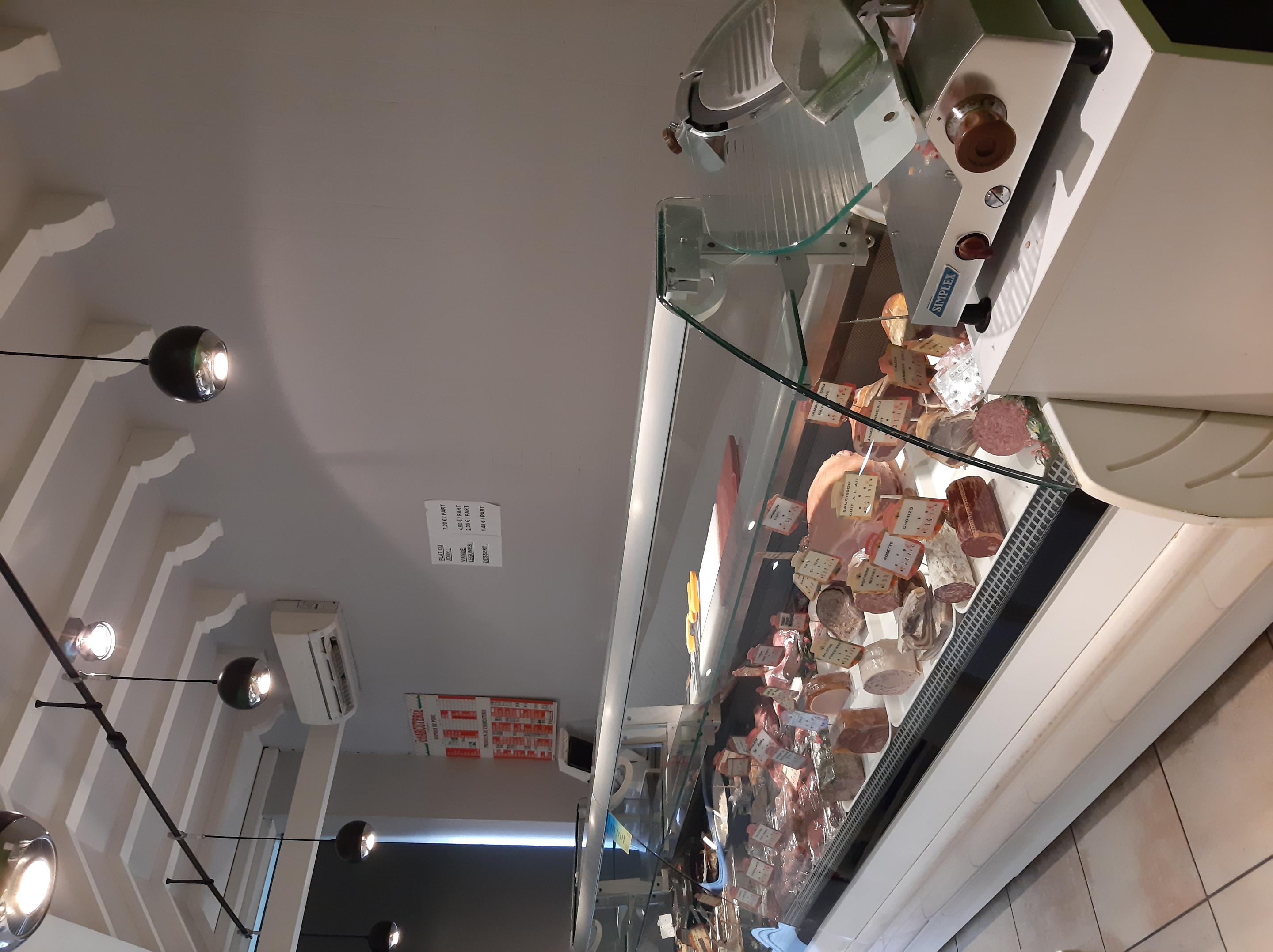 A vendre, pour raison de santé, après 26 ans d’exploitation, fonds de commerce de charcuterie traiteur situé en centre-ville de Sainte-Florine (43), dernier commerce de ce type dans la ville, (3283 hab + 3445 hab sur la commune voisine). 
Commerce très propre, sur 94m² (labo + commerce + cuisine), équipé de tout le matériel technique de production nécessaire (véhicule de livraison et cellule de refroidissement changés en 2025). Demande importante, accueil chaleureux et souriant, et produits appréciés (très bon avis google). Clientèle fidèle, particuliers et collectivités.
Activités : Charcuterie, traiteur, livraison de repas au domicile des personnes âgées.
Possibilité de développer une offre en boucherie, et l’activité traiteur pour des groupes, mariages, anniversaires…
Equipe composée du chef d’entreprise, de 2 ouvriers à mi-temps et ¾ temps, et d’un charcutier temps plein.
Idéal pour un couple de professionnels, avec maintien des 2 emplois temps partiel (transfert de compétences).
CA en progression (environ 270 K€)
Les murs sont vendus avec le fonds de commerce.
Prix du fonds de commerce : 60 K€
Prix des murs commerce + murs privés (Sous sol, RDC commercial + 2 étages de 145 m² en tout, habitables) : 140 K€
Contact : Nadine SALSON - tél : 07 84 20 83 49 - mail : nadine.salson@orange.fr