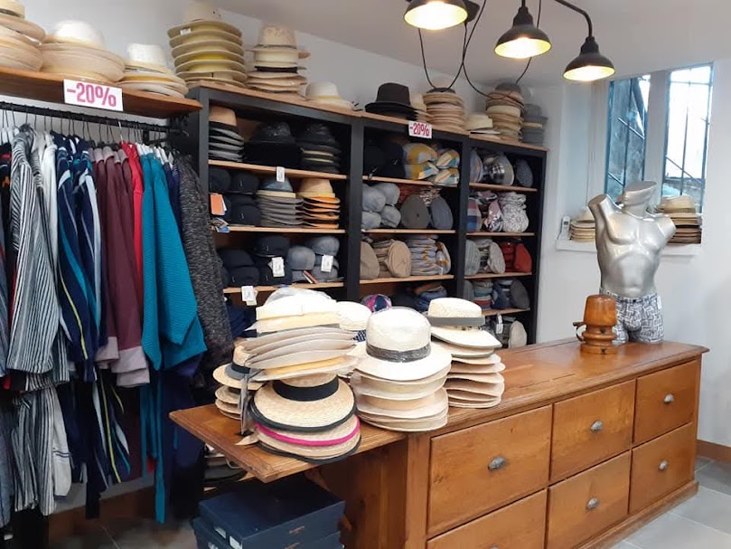 💼 À vendre – Fonds de commerce lingerie, chapellerie et accessoires

Situé à Cosne-sur-Loire (Nord Nivernais – 180 km au sud de Paris)

Belle opportunité à saisir !
Commerce historique implanté au cœur de la ville, bénéficiant d’un emplacement n°1 et d’une excellente visibilité.

✨ Caractéristiques du commerce

Activité : Lingerie, chapellerie et accessoires

Superficie : 100 m² (local refait à neuf il y a 4 ans)

Loyer attractif : 800 € / mois

Accessibilité PMR, alarme, télésurveillance et caméras

Zone de chalandise : environ 60 000 habitants, couvrant 4 départements

💰 Conditions de cession

Fonds de commerce : 40 000 €

Aménagement : 15 000 €

Stock : à définir selon période

🏷️ Atouts

Enseigne locale réputée depuis 1903

29 ans d’ancienneté pour l’actuelle gérante

Clientèle fidèle et régulière

Possibilité d’accompagnement personnalisé à la reprise pour une transmission en douceur

📞 Prise de contact et échanges facilités — je reste à l’écoute de vos questions et propositions.
Un dossier complet peut être transmis sur demande.