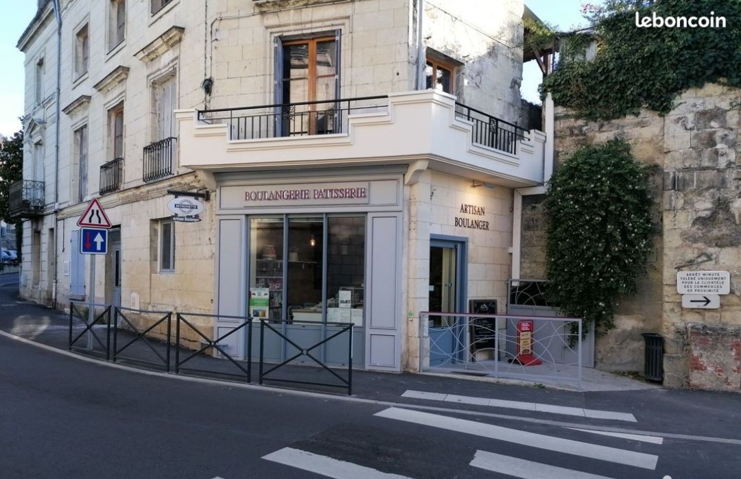 Boulangerie Pâtisserie sur un axe passant en centre ville de Chinon (37) ville touristique de 8500hab.

Clientèle fidèle depuis 2007, sur le passage qui mène au Château et à la résidence de vacances Odalys. 

Espace vente de 26m² environ avec façade en angle entièrement refait du sol au plafond, mobilier, espace sandwich, vitrine patisseries, vitrine chocolats, et support viennoiseries et pains de 2022.

Espace fournil de 45m² environ avec du matériel récent et en parfait état. Un four de 5 soles électrique de 2015, 2 chambres de pousse, 1 chambre froide, façonneuse de 2015 sur un repose pâtons de 2018 , four à viennoiseries de 2022 etc....

Labo pâtisseries de 14m² environ à l'étage.

POINTS IMPORTANTS:
 * La boulangerie fonctionne avec un compteur bleu.
 * Bail 3/6/9 loyer de 1100€ TTC
 * CA SUP à 290K€ en progression constante depuis la réfection de la façade 
    en 2021
 * Logement de fonction

Une affaire clé en main idéale pour un couple!!!!
