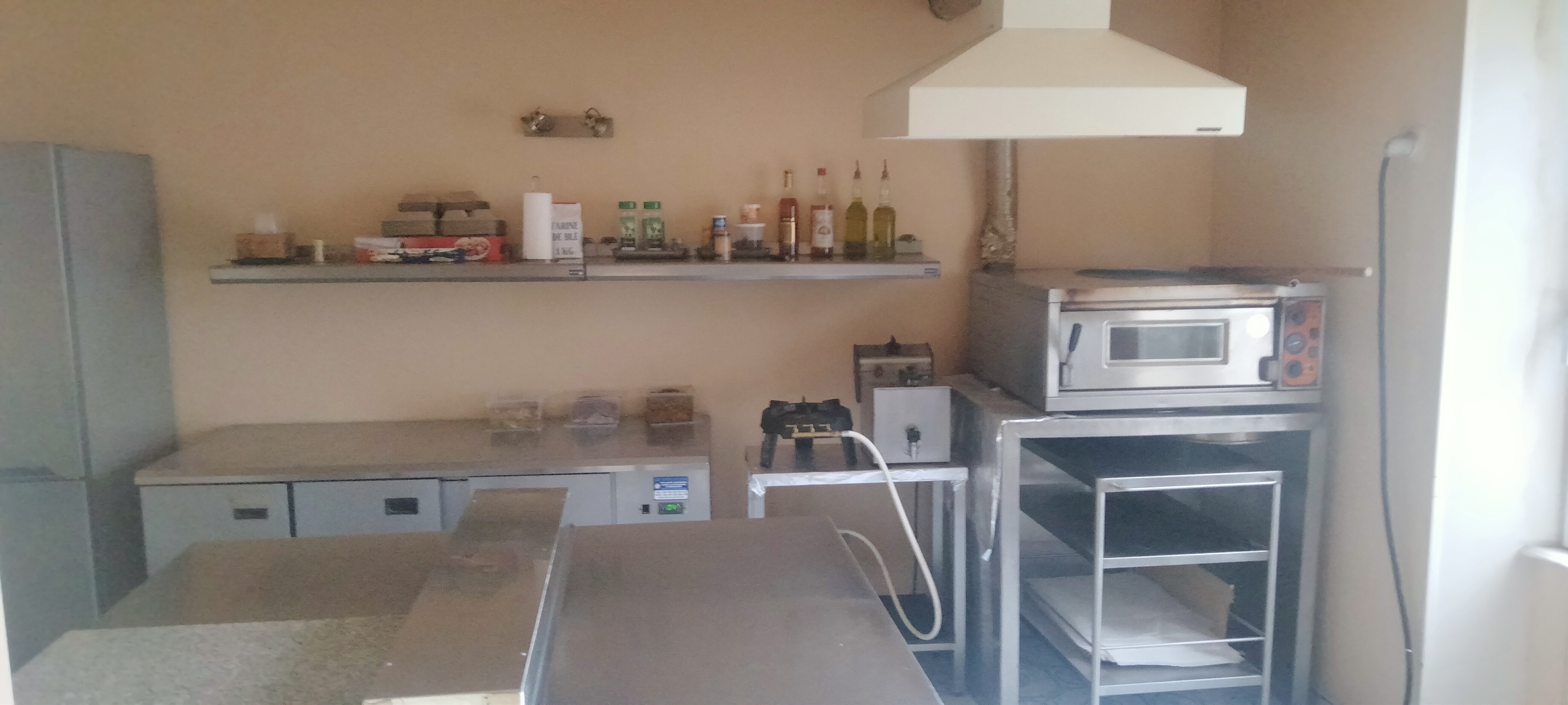 - BAR, TABAC, FDJ, PIZZA A EMPORTER
 Opportunité  rare  en  cœur  de  village  reprise  du  fonds  +  acquisition  des  murs   
Description : Vente  d’un  fonds  de  commerce  - BAR, TABAC, FDJ, PIZZA A EMPORTER opportunité  rare  en  cœur  de  village  reprise  du  fonds  +  acquisition  des  murs   Description: 
Vente  d’un  fonds  de  commerce  polyvalent actuellement exploité en bar – tabac – presse – dépôt de pain avec activité pizza à emporter très rentable (CA pizza ≈ 50 k€ / an sur les soirées vendredi/samedi). L’ établissement comprend un comptoir tabac, un bar (120 m²) une cuisine et 2 réserves + une bâtisse annexe de 100 m2 exploitable  pour  l’organisation  de  repas  de  groupe,  séminaires  ou  soirées  privées  —  un  vrai  atout pour  développer l’événementiel et la restauration sur place. Horaires actuels: Semaine : 8h–13h et 16h–21h Vendredi & samedi : ouverture prolongée jusqu’à  1h  du  matin  Fermé  :  dimanche  et  lundi. Locaux en très bon état; RIEN A FAIRE (toiture et isolation refaite en 2020, toilettes PMR...),  cuisine  équipée  pour  pizza  à  emporter.  P. Emplacement central dans le bourg —clientèle  locale  fidèle  + passage  touristique  estival.  Opportunités  de  développement:  *  Transformer  une  partie  de  la  salle  en  espace restauration sur place   * organisation  de soirées à thème  * Offres traiteur * repas  pour randonneurs et groupes (parcours autour des Monts d’Arrée). L'établissement se situe dans un petit bourg des Monts d’Arrée, riche en patrimoine et attractif pour les randonneurs /touristes (parc naturel régional d’Armorique). Le bourg dispose d’une vie locale active. L'établissement et la crêperie du bourg sont les 2 uniques commerces.   Localisation : EPCI CC Monts d'Arrée Communauté (29)
Caractéristiques de l’entreprise :le commerce comporte différents espaces: - le comptoir tabac - le bar - une jolie terrasse aménagée (100m²) - une réserve tabac/plonge -une cuisine inox avec four à pizza - une réserve boisson - une maison annexe dans laquelle il est possible d'accueillir des groupes pour des repas, cafés d'enterrement... -
un appartement (RIEN A FAIRE) de 180 m2 au dessus du bar disposant d'un espace salon/cuisine/séjour de 70m² et 5 chambres 
Commentaires Effectifs - Chiffres clés :1 CDI à temps partiel qui ne sera pas à reprendre +1 contrat extra le vendredi commission tabac loto jeux ... à ajouter au CA: 2022: 29335 € 2023: 30 650 € 2024: 33 766 €