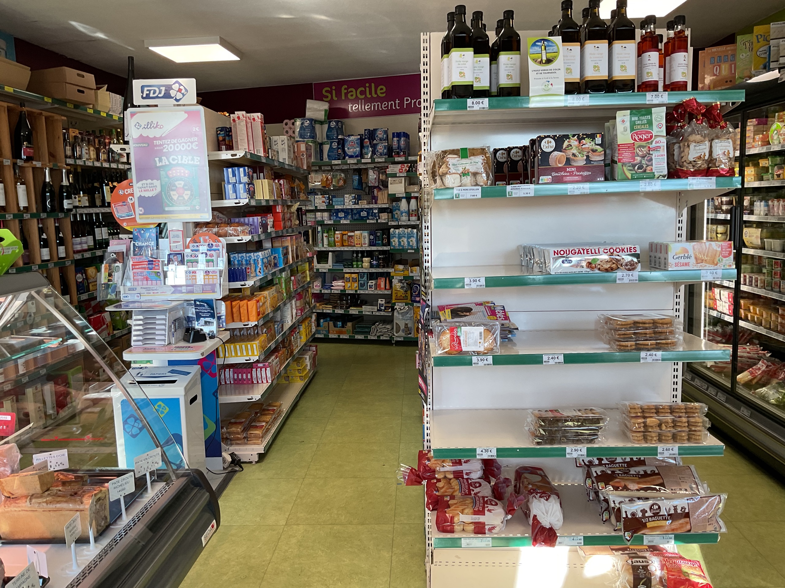 À reprendre - Commerce de proximité sous enseigne PROXI (groupe Carrefour), au cœur d’un village rural et touristique (randonnées, camping, gîtes).
	Chiffre d’affaires moyen : 𝟯𝟮𝟯.𝟬𝟬𝟬 €, marge brute : 21,5 %, valeur ajoutée : 13,8 %
	𝗘𝗽𝗶𝗰𝗲𝗿𝗶𝗲 𝗱’𝗮𝗹𝗶𝗺𝗲𝗻𝘁𝗮𝘁𝗶𝗼𝗻 𝗴𝗲́𝗻𝗲́𝗿𝗮𝗹𝗲 𝗺𝘂𝗹𝘁𝗶-𝘀𝗲𝗿𝘃𝗶𝗰𝗲𝘀 : produits alimentaires courants, frais et surgelés, charcuterie et fromagerie à la coupe, produits locaux, ainsi que plusieurs services générateurs de flux (FDJ, relais colis, dépôt de pain, rayon presse, Point Vert Crédit Agricole, fleurs, livraison à domicile, location de tireuses à bière pour événements). 
	Zone de chalandise de 2.300 habitants à 17 min sans concurrence directe ; avec une fidélité construite sur plus de 30 ans d’exploitation.
	Surface de vente d’environ 40 m² avec réserves et équipements professionnels. Sera proposé à la vente avec également une maison d’habitation d’environ 160 m².
	Affaire à céder pour retraite, accompagnement proposé, montant souhaité : estimation en cours (pour le fonds)