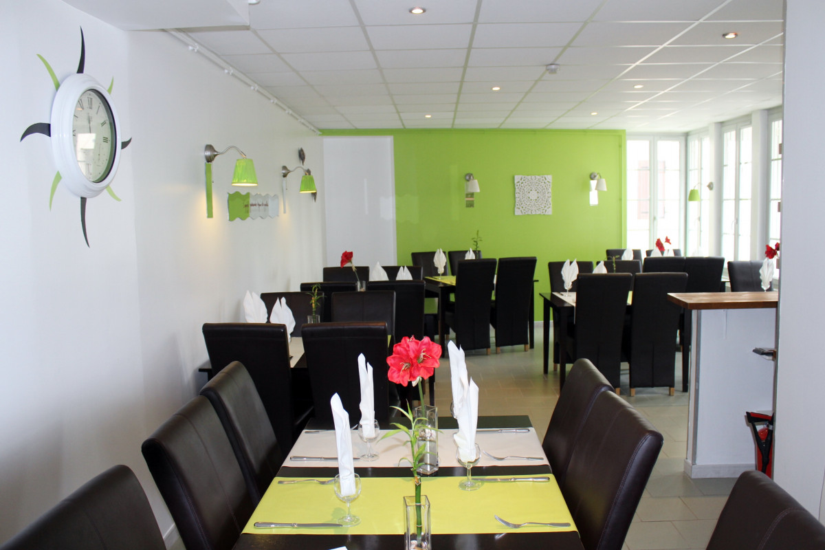 Vends fond de commerce de restaurant traditionnel au c?ur d'un village bourguignon avec toutes commodités (commerces, écoles, collège...) et à quelques kilomètres d'un des plus beaux villages de France. Le restaurant, d'une surface d'environ 120 m² est composé d'une salle intérieure de 30 places assises et d'une terrasse extérieure de 20 places assises. Places de parking à proximité. Clientèle locale et touristique. Loyer faible.
L'affaire est tenue depuis 11 ans, cédée pour des raisons de santé et idéal pour un jeune couple. 
Vendu avec licence 3, mobilier et matériel professionnel.