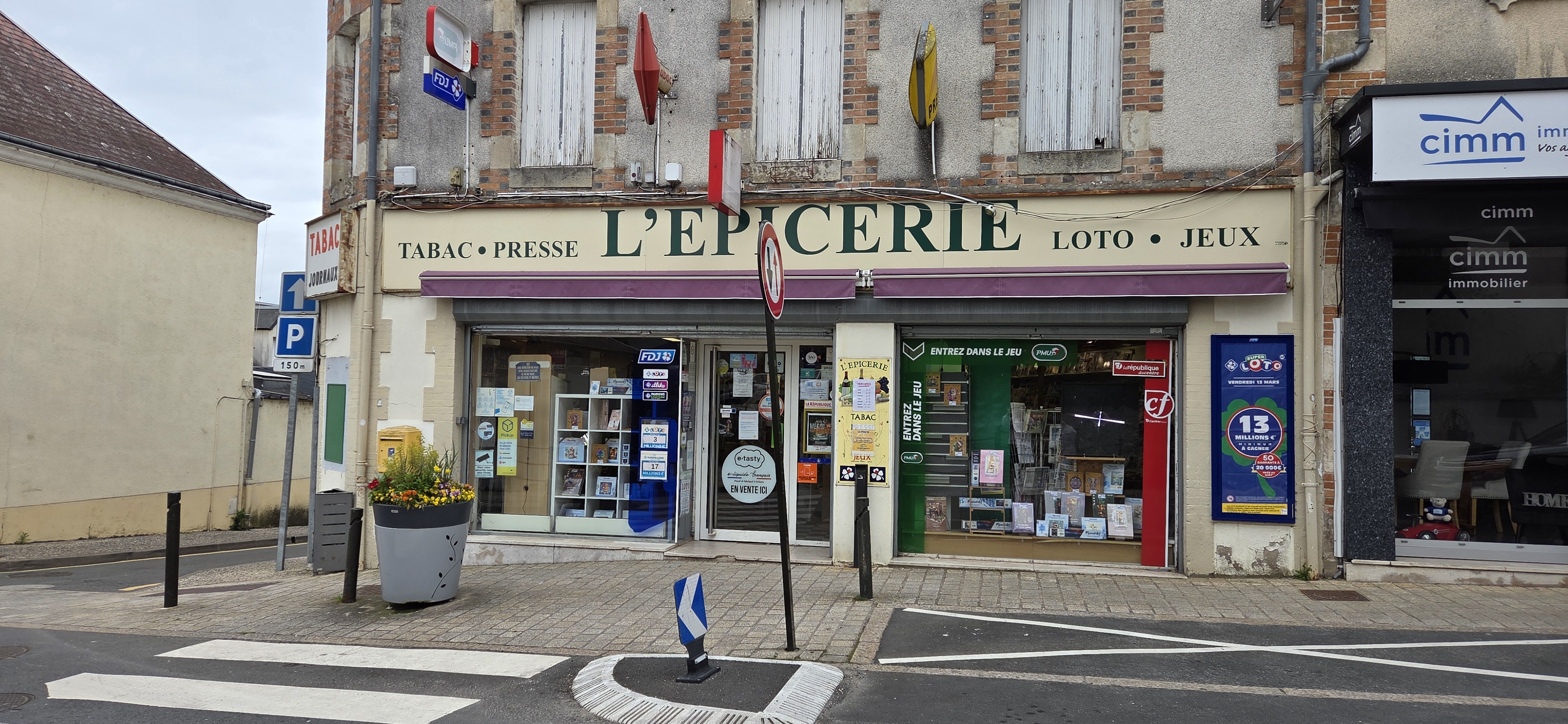 Epicerie, tabac, FDJ au cœur de Saint Cyr en Val (45) Loiret.
Saint‑Cyr‑en‑Val offre un cadre attractif pour un commerce, grâce à sa proximité immédiate avec Orléans, au sein de la métropole Orléans Métropole. Avec plus de 3 400 habitants et un territoire vaste et dynamique, la commune bénéficie d’un bassin de clientèle local fidèle, tout en attirant les habitants des communes voisines.

Ce commerce multi services, essentiel à la commune et à ses habitants, offre une large gamme de produits et de services : Tabac, presse, FDJ, PMU, services postaux et bancaires, relais colis et épicerie. 

Il bénéficie d’une surface de vente de 100 m2 et dispose d’une belle visibilité grâce à sa vitrine. Le mobilier et le matériel sont fonctionnels. Pas de travaux à prévoir. Etablissement sécurisé.

L'exploitation actuelle est tenue par la gérante aidée de 2 salariées (35h et 4h).

Horaires actuels :- 7h-13h00 // 15h-19h du lundi au vendredi.- 7h30-12h30 la samedi et 8h-12h30 le dimanche.

Chiffre d'affaires sur le dernier bilan :- Marchandises : 81 k€.- Commissions tabac, FDJ, presse et colis : 160 k€.

Bail 3/6/9 neuf : loyer 1500 €.