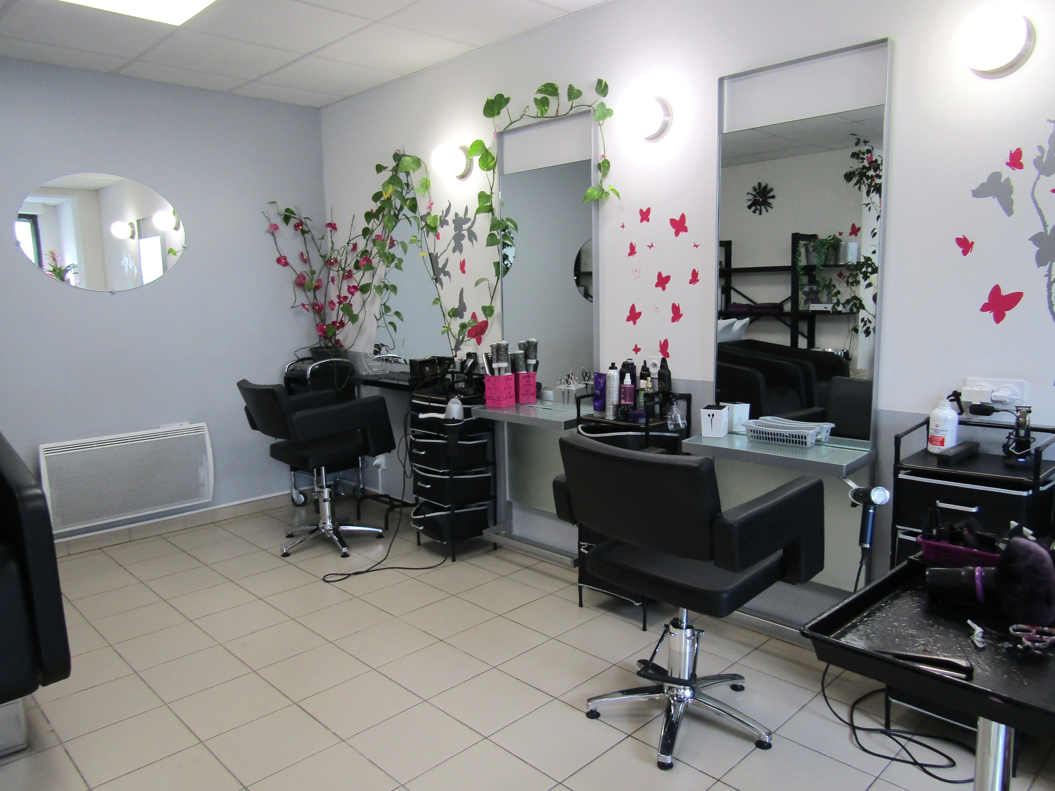 À vendre, salon de coiffure mixte (homme, femme, enfant) situé au sud de la Lozère, à l’entrée d’un village dynamique d’environ 2 000 habitants.
Bénéficiant d’un emplacement facilement accessible, le salon se trouve à moins de 10 minutes à pied du centre du village et dispose d’un parking privatif.
L’établissement comprend une pièce principale de 45 m² lumineuse et agréable, une réserve de 5 m² et deux vitrines offrant une bonne visibilité.
Équipement complet : 3 postes de coiffage, 2 bacs shampoing, 1 casque…. L’offre de service traditionnelle est complétée par la vente de produits de soin du cheveu. 
La clientèle est principalement locale et fidèle, composée des habitants de la commune et des villages environnants.
La taille et l’agencement du salon permettent d’envisager différents axes de développement : ajout de prestations complémentaires (onglerie, esthétique…) création d’une activité de barber en complément ou en remplacement partiel de l’offre actuelle.
L’activité est exploitée dans ces locaux depuis leur rénovation complète en 2011. Reprise par l’actuelle dirigeante il y a 26 ans, l’entreprise est aujourd’hui exploitée sans salarié.
Un accompagnement à la reprise peut être assuré par la cédante afin de faciliter la transition.
 
Bail commercial : 400 € HT/mois. 
Vente du fonds de commerce : 18 000 €
Référence de l'annonce : L0472