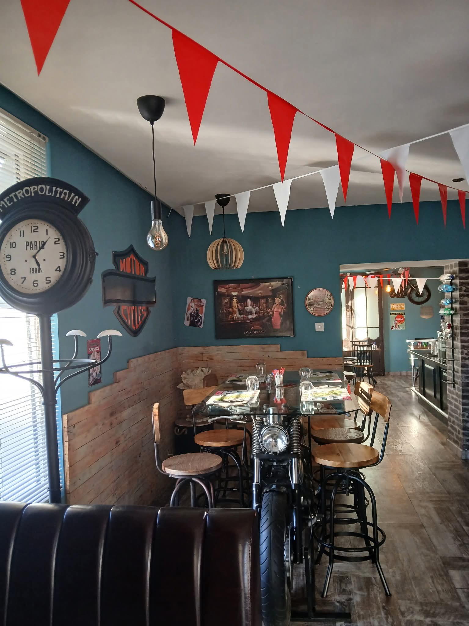Vente hôtel-restaurant 7 ch au coeur de Saint-Genis
347 m²
MURS ET FONDS
RARE SUR LE SECTEUR 
HÔTEL RESTAURANT CLÉ EN MAIN

CAUSE VENTE : INCAPACITE TOTALE D'EXERCER SUITE A UN ACCIDENT GRAVE

Situé au cœur de la commune de Saint-Genis-de-Saintonge (Charente-Maritime), cet hôtel-restaurant de caractère prêt à exploiter immédiatement représente une opportunité exceptionnelle pour un professionnel de la restauration, un couple d’exploitants ou un investisseur souhaitant reprendre une affaire fonctionnelle et rentable.

Etablissement de très bonne réputation avec cotation très correcte sur différents réseaux

Les atouts de l’établissement :

* 7 chambres d’hôtel prêtes à accueillir la clientèle
* Logement de fonction sur place de 60m2, idéal pour les exploitants
Jardin privatif et accès personnel
* Grande salle de restauration chaleureuse avec bar et cuisine au feu de bois, ambiance authentique très recherchée (40 couverts). Accessibilité PMR
* Cuisine professionnelle entièrement équipée et parfaitement opérationnelle
* Salle dédiée aux petits-déjeuners
* Belle terrasse arborée et ombragée permettant d’augmenter la capacité en saison (40 couverts). Accessibilité PMR

Emplacement stratégique au centre de Saint-Genis-de-Saintonge avec stationnement facile pour la clientèle, un véritable atout pour l’activité.
Nombreux commerces et services de proximité (écoles, collège, medecins, kiné, banque, cinema, auto école, insritut beauté, carrefour express, opticien, coiffeurs, boulangeries, bar tabac, pressing...)
A 10 kms des axes autoroutiers
Situé sur le chemin de Compostelle

! Aucun travaux à prévoir, aux normes. Contrôles réglementaires à jour
!l'établissement est entièrement climatisé.
! Immédiatement exploitable
! Potentiel de développement important (restauration, activité hôtelière, tourisme, événements, etc.)

Opportunité rare sur le secteur
