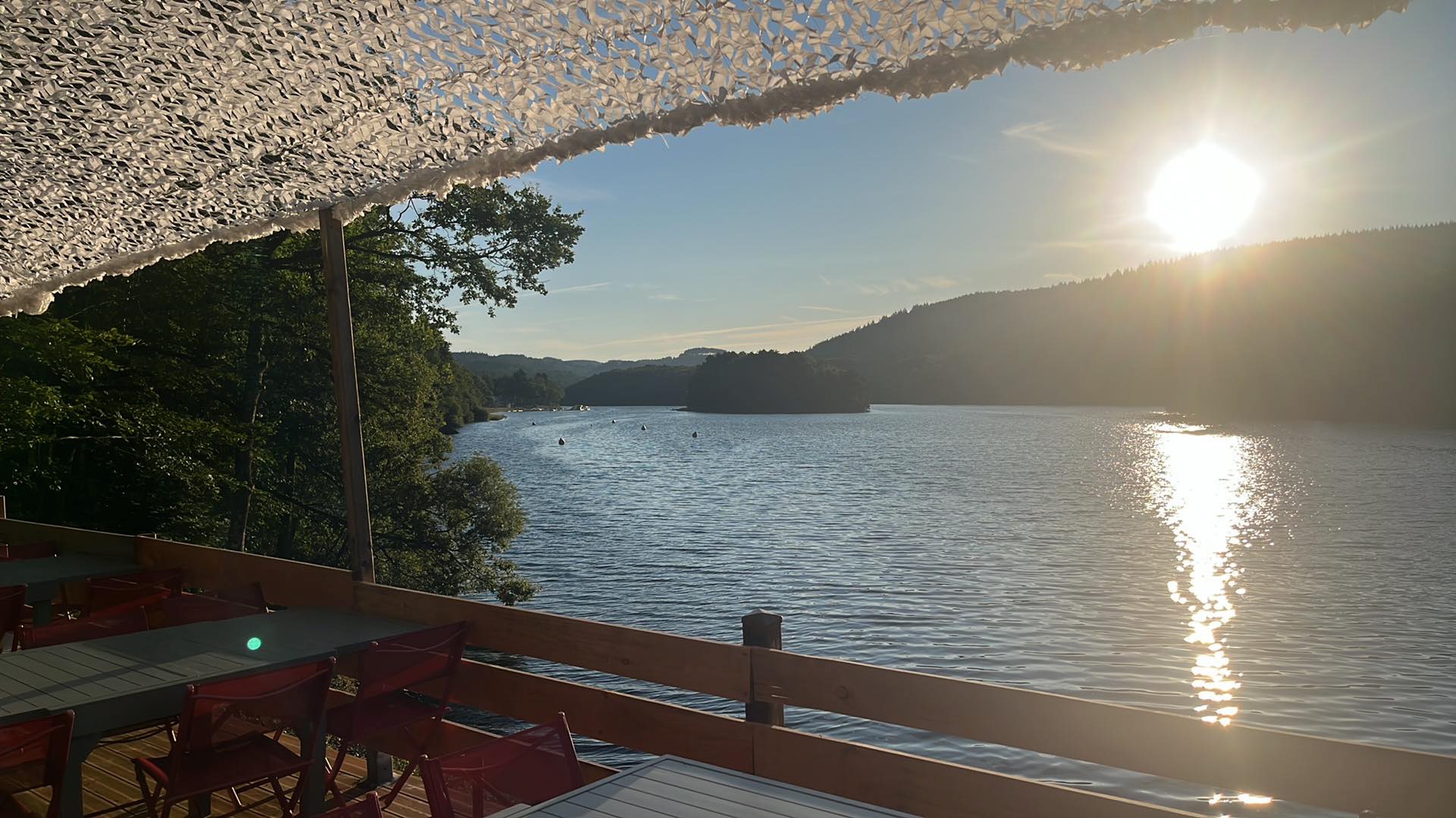 Ce charmant hôtel-restaurant, situé entre Tulle et Guéret, bénéficie d’une localisation exceptionnelle à la sortie d’un village pittoresque de 1 700 habitants. Avec une vue sur le lac animé en saison, l’établissement attire une clientèle variée, allant des locaux aux touristes. Le vaste terrain de 6 000 m² en bordure du lac est aménagé pour accueillir des animations, avec une grande terrasse idéale pour une ambiance guinguette en été.
Rez-de-chaussée (200 m²) : salle de restaurant avec bar, grande entrée de 150 m², cuisine de 25 m², terrasse de 25 m²
Étage : 7 chambres pour l’hébergement
Sous-sol : appartement privatif de 75 m², réserves et cuisine d’été de 125 m²
Terrasse supplémentaire : 90 m² au bord du lac, parfaite pour les animations en plein air
Terrain : 6 000 m² offrant un cadre naturel pour des événements extérieurs.
Matériel en bon état, parfaitement adapté à l’exploitation
Effectif de 5 employés assurant la bonne gestion de l’activité
Chiffre d’affaires annuel : 310 000 €
Statut de vente : murs et fonds de commerce
Prix total (murs et fonds) : 680 000 €
Cette affaire clé en main est une opportunité idéale pour un repreneur souhaitant investir dans une région attractive et touristique. L’établissement combine un cadre naturel enchanteur et une structure d’accueil de qualité.