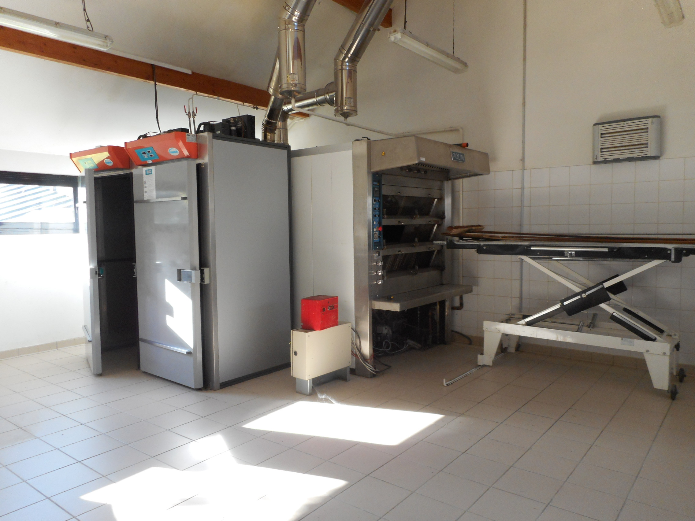 OFFRE DES COLLECTIVITÉS - BOULANGERIE-EPICERIE - SECTEUR NORD OUEST CREUSE - FRESSELINES - Vous rêvez d'entreprendre dans un cadre de vie exceptionnel ?

La commune de Fresselines, village touristique emblématique de la Vallée de la Creuse, recherche un porteur de projet pour exploiter une boulangerie-épicerie idéalement située au cœur du bourg.

✅ Local récent et fonctionnel

✅ Aménagements modernes et prêts à l'emploi

✅ Loyer modéré

✅ Aucune reprise de fonds de commerce

Situé à proximité immédiate de l'Espace Monet-Rollinat, de Micro-Folie, du camping communal et des autres commerces du village (bar-restaurant, salon de coiffure), cet établissement bénéficie d'un environnement attractif et d'une fréquentation touristique reconnue.

Que vous soyez boulanger, artisan-commerçant ou porteur d'un projet associant commerce de proximité et services à la population, toutes les propositions seront étudiées avec attention.

Contact : Mairie de Fresselines - Tél. : 05 55 89 70 46 - @ : mairie@fresselines.fr

- Les plus :

Démarrage immédiat possible

Affaire située en Zone FRR (France Ruralités Revitalisation) ouvrant à des exonérations fiscales et sociales.