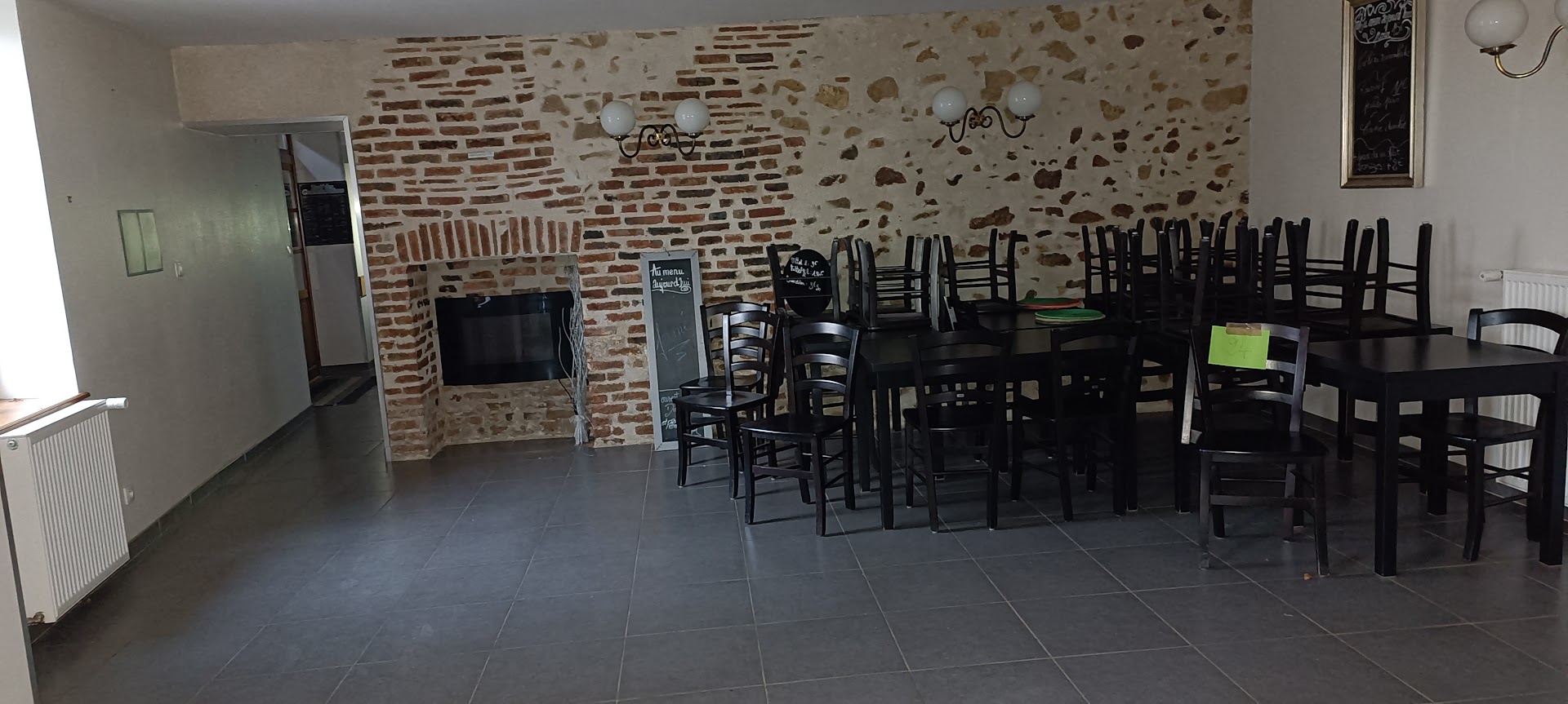 La commune déléguée de Maillet – commune nouvelle de Haut-Bocage (03190) située au nord de l’Allier, à mi-chemin de Clermont-Ferrand et Bourges est à la recherche d’un gérant pour le bar-restaurant du village. 
Entièrement refait à neuf en 2011, ce bâtiment de charme (pierres et poutres apparentes, décoré avec goût) se répartit sur une surface au sol de 175 m² comme ceci :
-	Une salle de restaurant de 44 m² d’environ 25 couverts
-	Un bar de 40 m²
-	Une terrasse de 200 m²
-	Cuisine équipée qui permet de démarrer l’activité sans investissement 
-	Communs de 90 m²
-	Pompe à chaleur neuve
Le tout sur un terrain de 1360 m² situé en plein bourg, à côté de l’école, de la salle polyvalente et du tiers-lieu. 
La sortie 9 (forêt de Tronçais) de l’autoroute A71 est à moins de 03 km.
Si vous êtes prêt à nous rejoindre pour participer à la dynamique du village et venir redonner vie à ce très bel endroit, n’hésitez plus et appeler la mairie de Maillet au 04.70.06.71.62 ou envoyer un mail à mairie@haut-bocage.fr

Au-dessus du bar-restaurant, un logement indépendant de 92 m² peut accueillir le gérant et sa famille avec une cuisine – salle à manger, trois chambres, un bureau et SDB avec WC et douche