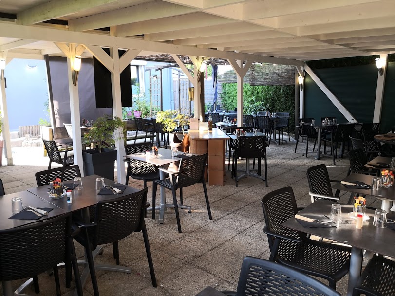 Situé sur axe très passant, au croisement de RODEZ, MILLAU et ALBI, à 100 mètres du lac..... très belle affaire ouverte à l'année avec 60 cvts intérieurs et 50 en terrasse ombragée.

Vendu avec tout le matériel de cuisine en très bon état....

Clientèle : locaux, commerciaux, artisans, touristes, groupes...

Aucun investissement à prévoir... prêt à travailler de suite....faible loyer 551€/ mois

Possibilité de logement au dessus...

Idéal pour jeune couple ...