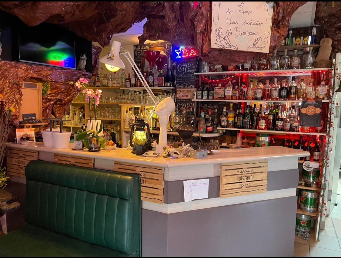 À reprendre à La Collancelle, dans la Nièvre : commerce multiservices café, restaurant, épicerie. Situé à seulement 10 minutes de Corbigny, au cœur du Nivernais-Morvan, ce commerce de proximité bénéficie d’un cadre naturel préservé et d’un emplacement attractif, à proximité du canal et des voûtes de la Collancelle.

L’établissement comprend un espace café-restaurant de 70 m² avec terrasse couverte de 60 m², une épicerie de 18 m², une cuisine professionnelle avec réserves de 30 m² ainsi que des sanitaires PMR. 
Il s’agit d’un outil de travail opérationnel, adapté à une activité multiservices en milieu rural.

La reprise s’effectue sous forme de location-gérance. 
Le fonds de commerce est proposé à 30 000 €. 
Le loyer mensuel est fixé à 592 € en basse saison et 692 € en haute saison, incluant l’usage des locaux commerciaux ainsi que de la licence IV, propriété de la mairie. Un logement au-dessus du commerce est également proposé, sans caractère obligatoire. 

Cette opportunité s’adresse idéalement à un professionnel de la restauration ou à un couple souhaitant s’investir dans la vie locale, avec des compétences en cuisine et en gestion, le goût du contact et du service, et l’envie de développer une activité essentielle à la vie du village. Le permis d’exploitation et la formation hygiène alimentaire sont requis.

Accompagnement proposé
La Chambre de Commerce et d'Industrie (CCI) de la Nièvre offre un soutien pour :
- La formalisation du projet
- L'élaboration du business plan et du prévisionnel
- Le montage de l'ingénierie financière et la recherche de financements

Pour plus d'informations ou pour manifester votre intérêt, veuillez consulter l'annonce complète sur Transentreprise : https://www.transentreprise.com/offres/fiche/BFC259777H/commerce-multiservices-cafe-restaurant-epicerie/bourgogne-franche-comte/nievre/nivernais-morvan