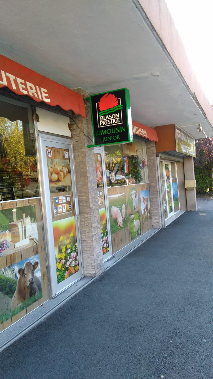 Pour cause de retraite,  vends fonds de commerce boucherie charcuterie produits régionaux.  Le commerce est situé en Savoie, dans une petite ville au pieds des grands cols mythiques du cyclisme et des stations de sports d'hiver. Au cœur d'un petit centre commercial,  le quartier est en plein développement avec la construction d'une nouvelle gare Tgv , de logements...
La surface de vente est de 80 m2, le laboratoire de 70m2, plus une réserve. Le matériel est assez récent et les locaux sont régulièrement entretenus et rafraîchis.  Le CA 2023 est de 755k€, la fermeture hebdomadaire est le dimanche +lundi avec 7 semaines de fermeture pour les congés.