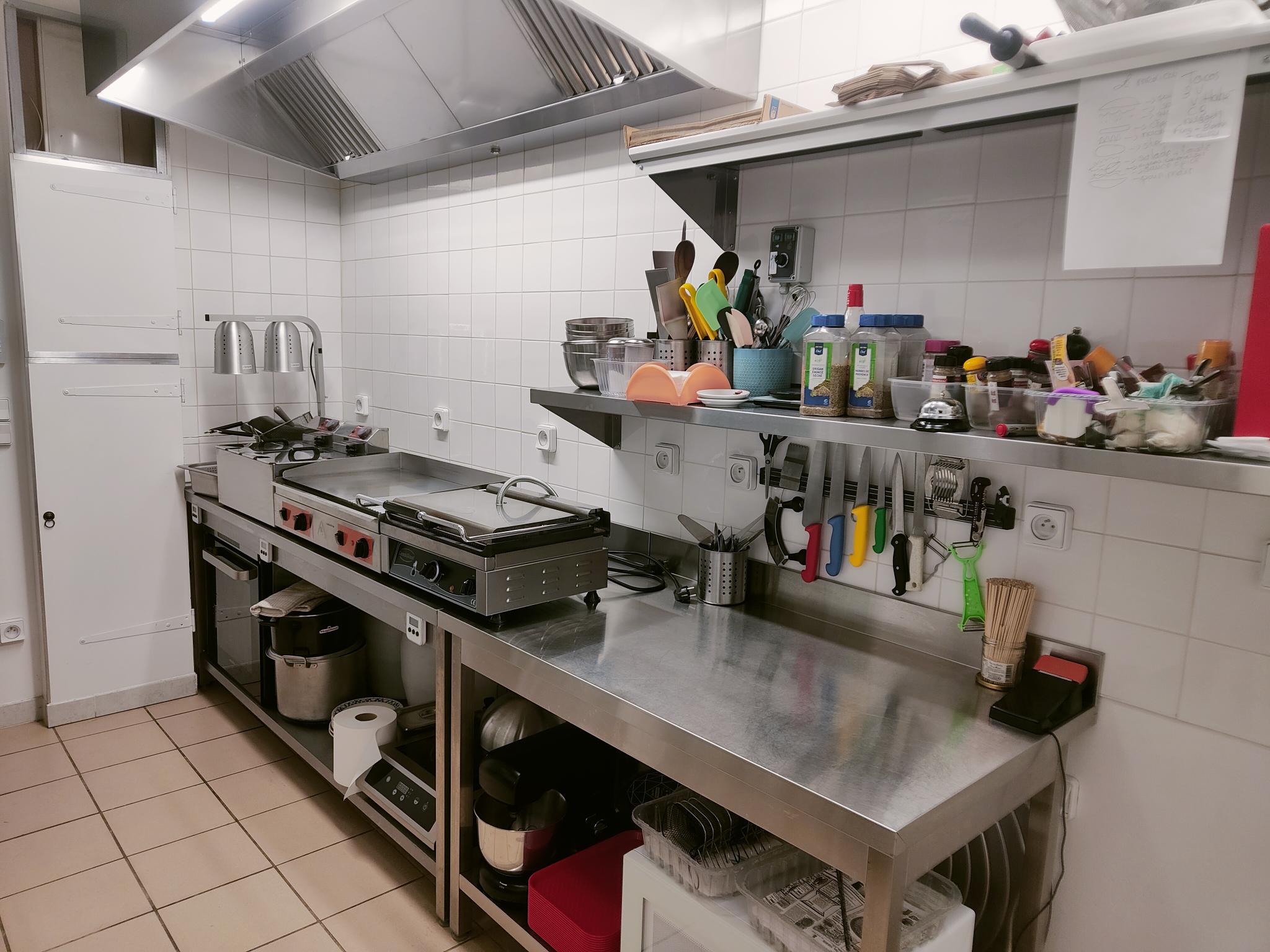 Nous proposons à la vente un fonds de commerce réunissant une épicerie de proximité, un tabac et une activité de restauration rapide/snacking en plein développement.
Le snacking est aujourd'hui le véritable moteur de l'activité, avec une clientèle fidèle composée d'habitants, d'artisans salariés d'entreprises voisines et de visiteurs de passage.
Cette activité connaît une croissance régulière et offre encore de belles perspectives de développement.
Le commerce bénéficie d'une salle de restauration entièrement rénovée, chaleureuse et accueillante, permettant de recevoir les clients dans un cadre moderne et convivial.
Une terrasse complète également l'établissement.
L'épicerie répond aux besoins quotidiens de la clientèle locale grâce à une offre variée de produits alimentaires et de première nécessité.
Le tabac apporte une fréquentation régulière qui complète parfaitement les autres activités.
L'établissement est vendu avec un matériel professionnel complet et bien entretenu, permettant une reprise immédiate sans investissement important.
L'organisation actuelle permet de poursuivre l'activité dès le premier jour.
Cette affaire constitue une excellente opportunité pour un couple, une famille ou un entrepreneur souhaitant reprendre un commerce polyvalent, rentableet reconnu localement.
Son potentiel de développement reste important, notamment en poursuivant l'essor du snacking, de la restauration sur place, à emporter et des prestations pour les entrepriseset des événements.
Une belle opportunité de reprendre un commerce de proximité avec une clientèle fidélisée, une excelllente réputation et un fort potentiel de croissance.