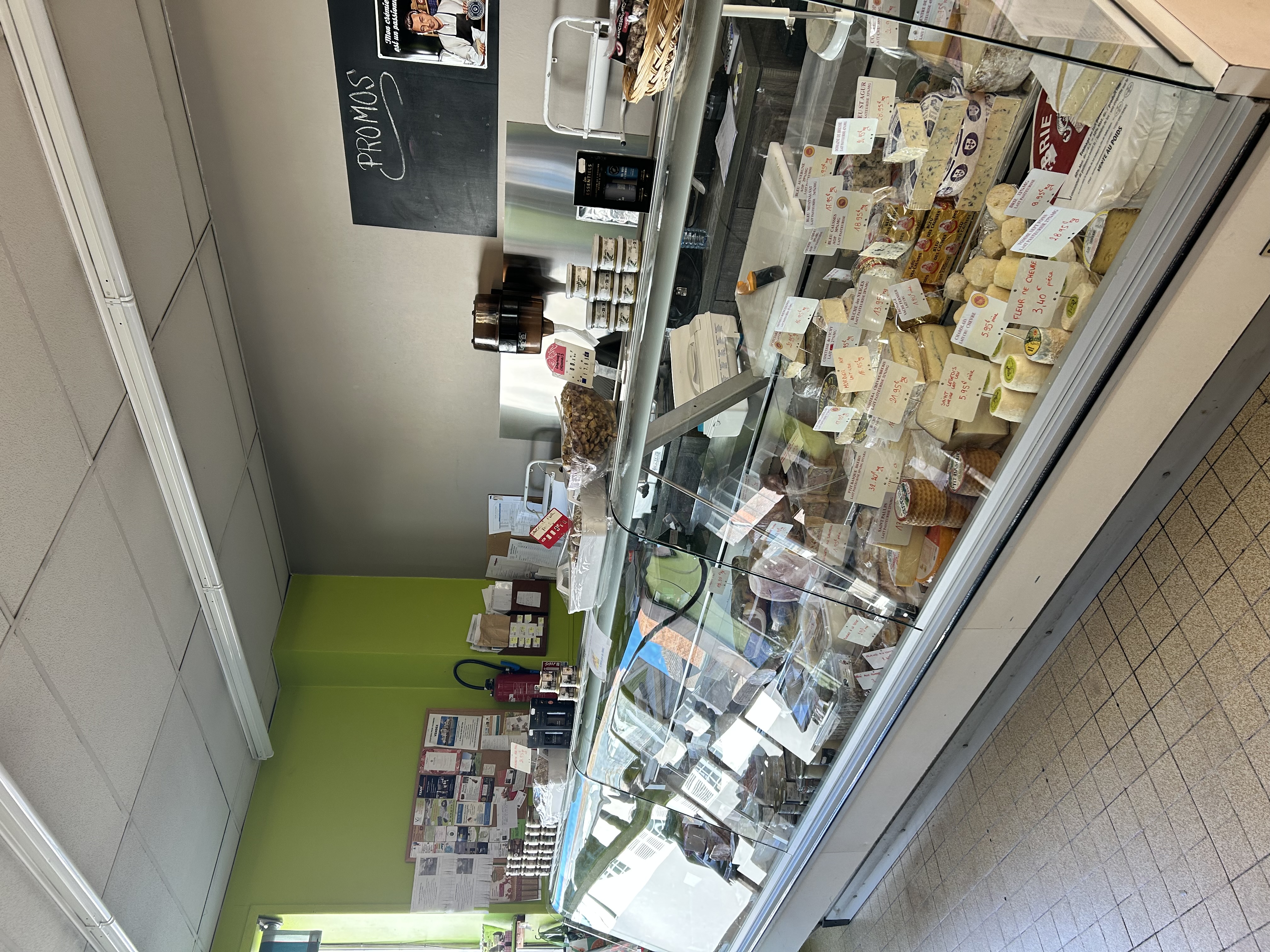 À vendre Supérette alimentaire,située sur la commune du donjon (03),entre Digoin et Vichy. Dernier CA annuel :707560 HT Loyer mensuel ttc :417€ Prix de vente : 180000€ 
Pour cause retraite 
Pour plus de renseignements veuillez nous contacter