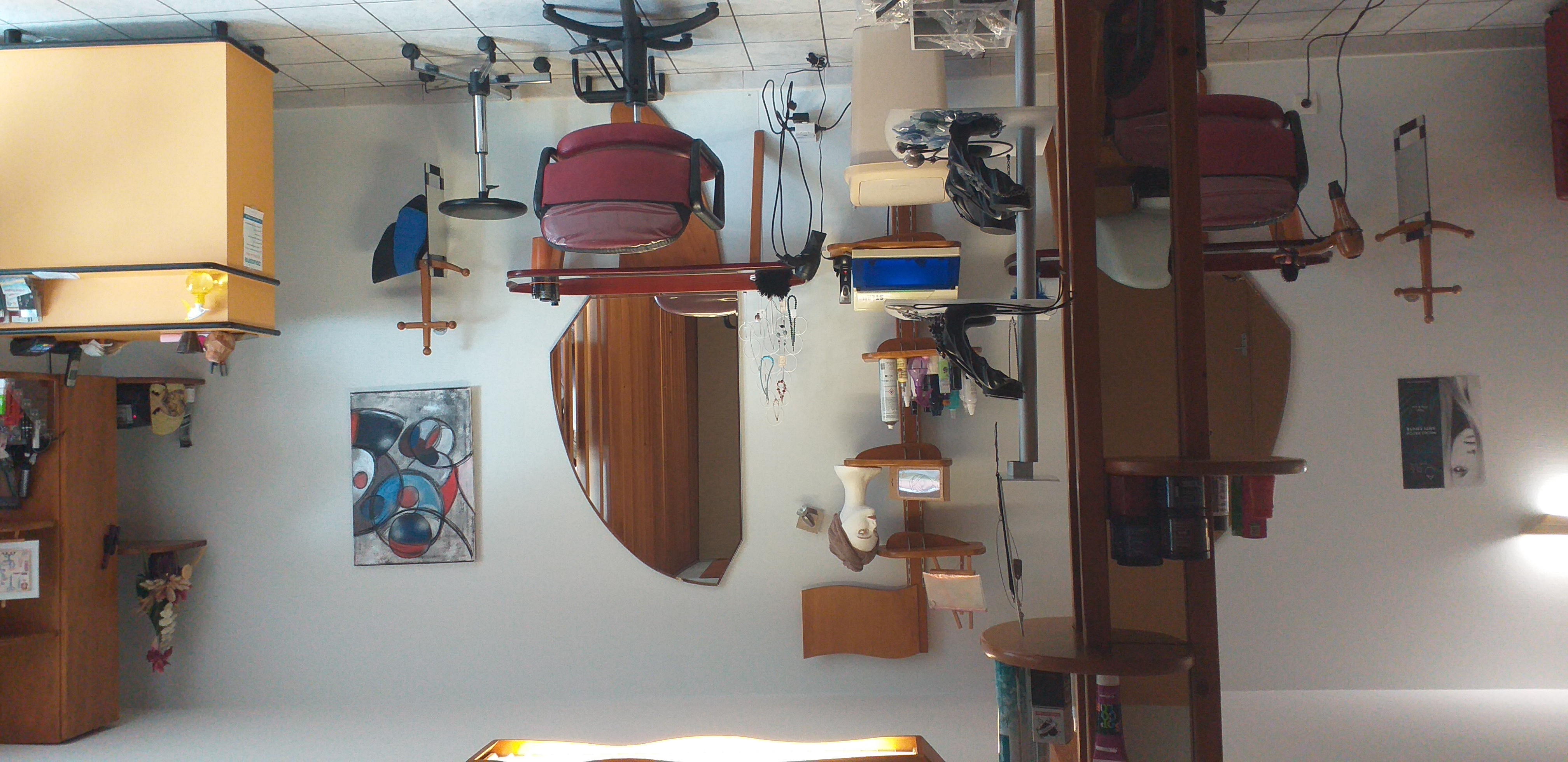 Vends cause retraite.
Salon de coiffure  mixte et prothésiste  capillaire. 
Surface de 80m2, repartie 40m2 salon de coiffure, 20m2 pour perruques médicales et 20m2 cuisine réserve.
Créé  en 1997 sur une rue commerçante  près  des écoles.
Stationnement  devant avec une place handicapée  en plus.
Salon de plein  pied. 
3 bacs, 3 postes de coiffage, 3 attentes.
Climatisation,  chauffage gaz.
Loyer 400 €. 
Sans employé 
CA ht 60000 €.