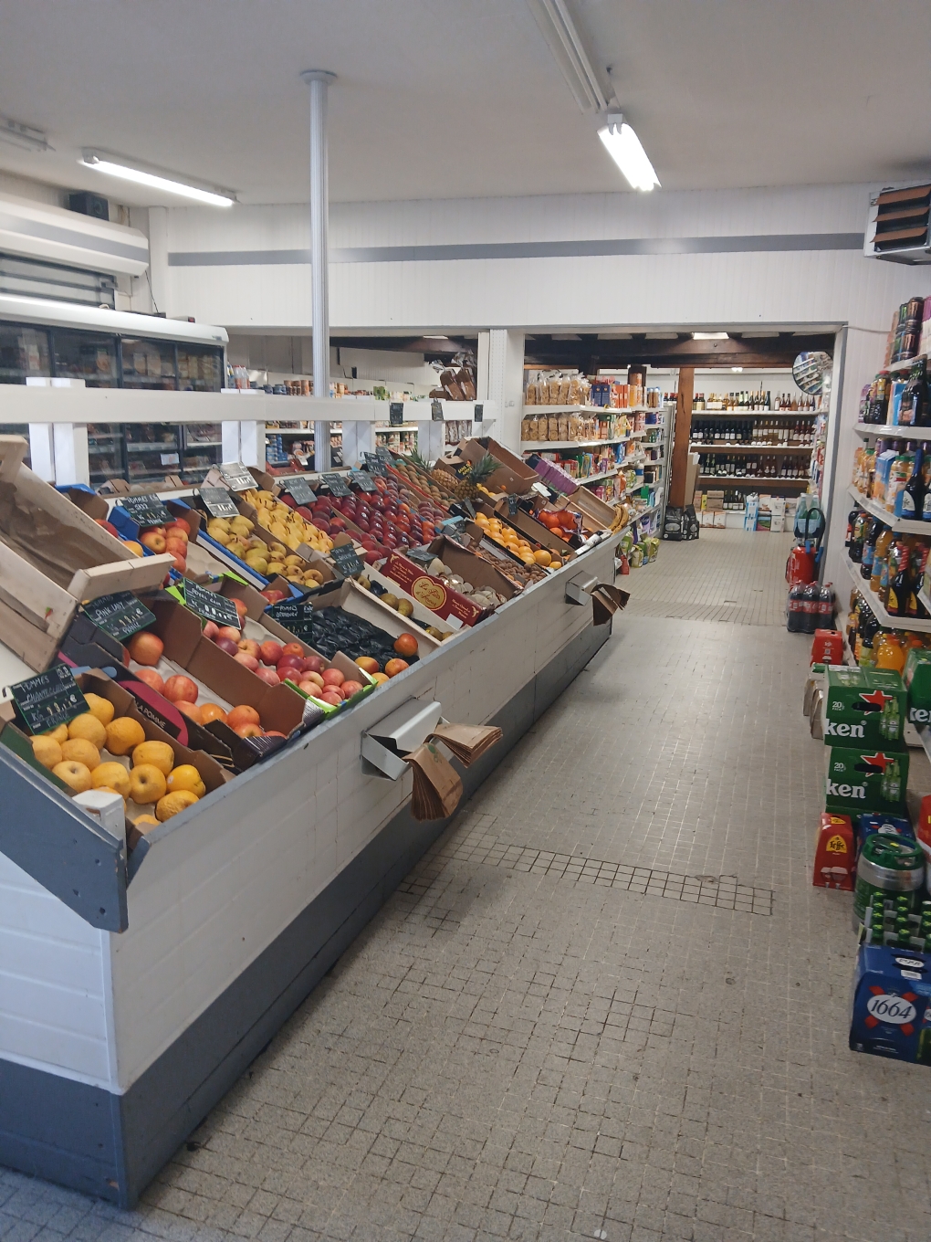 A vendre magasin d'alimentation générale, tabac, presse, FDJ, mondial relais d'environ 160 m2 situé au cœur de la Sologne des étangs . Nombreuses réserves, bureau, vaste parking. Nous gérons ce magasin en couple depuis 38 ans. L'heure de la retraite arrive, c'est pourquoi nous mettons à la vente notre commerce. Appartement situé au dessus du magasin.