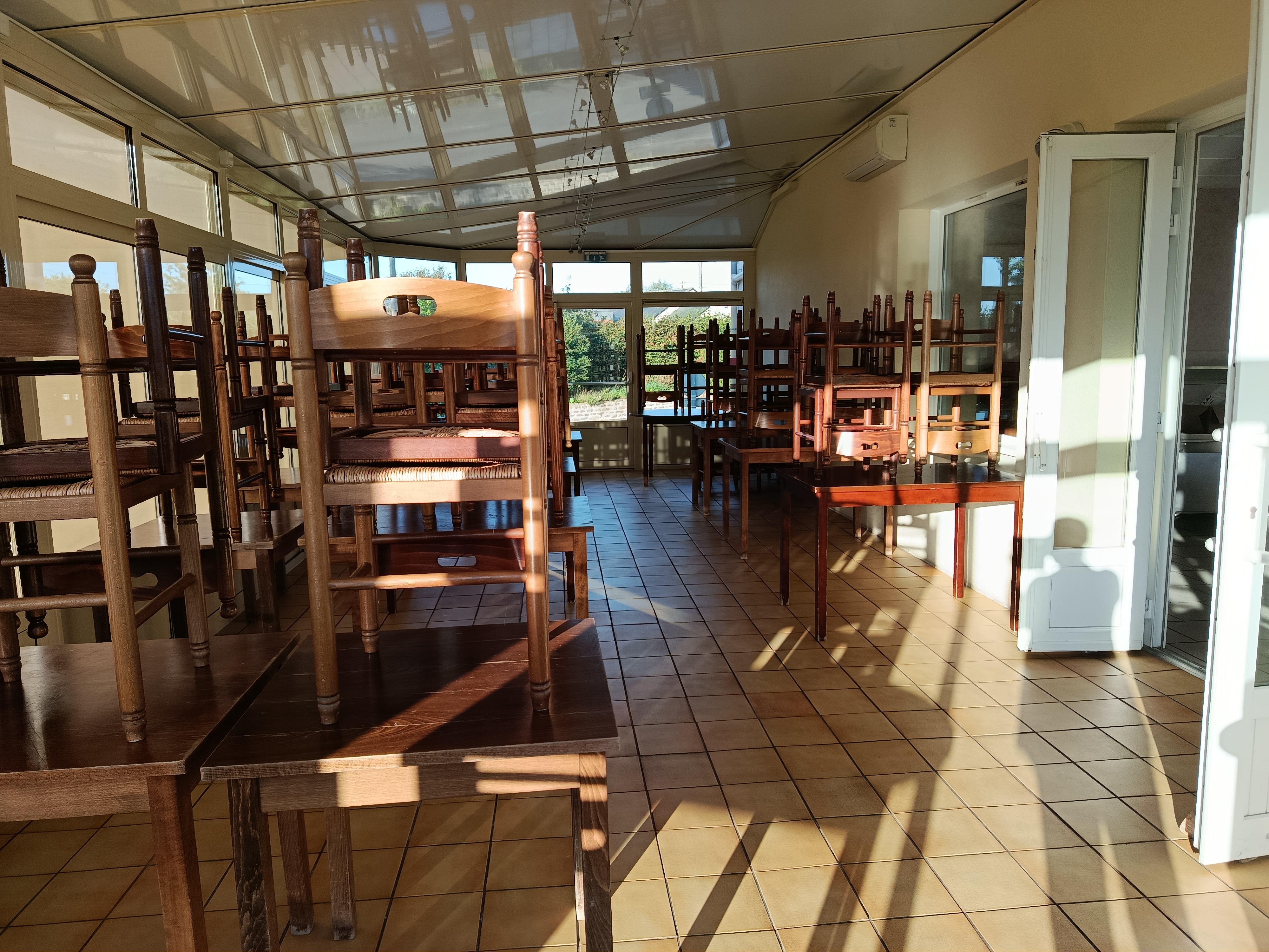 Dans un petit village du nord Mayenne de 140 habitants, à proximité du Belvédère des Avaloirs et de la voie verte, mise en location gérance d'un hôtel restaurant avec licence4, 3 chambres d'hôtel, 80 couverts, possibilité de location d'un appartement ou d'une maison mitoyenne avec cour fermée, rénovée récemment, conviendrait pour un couple, grande place pour stationner devant le restaurant.